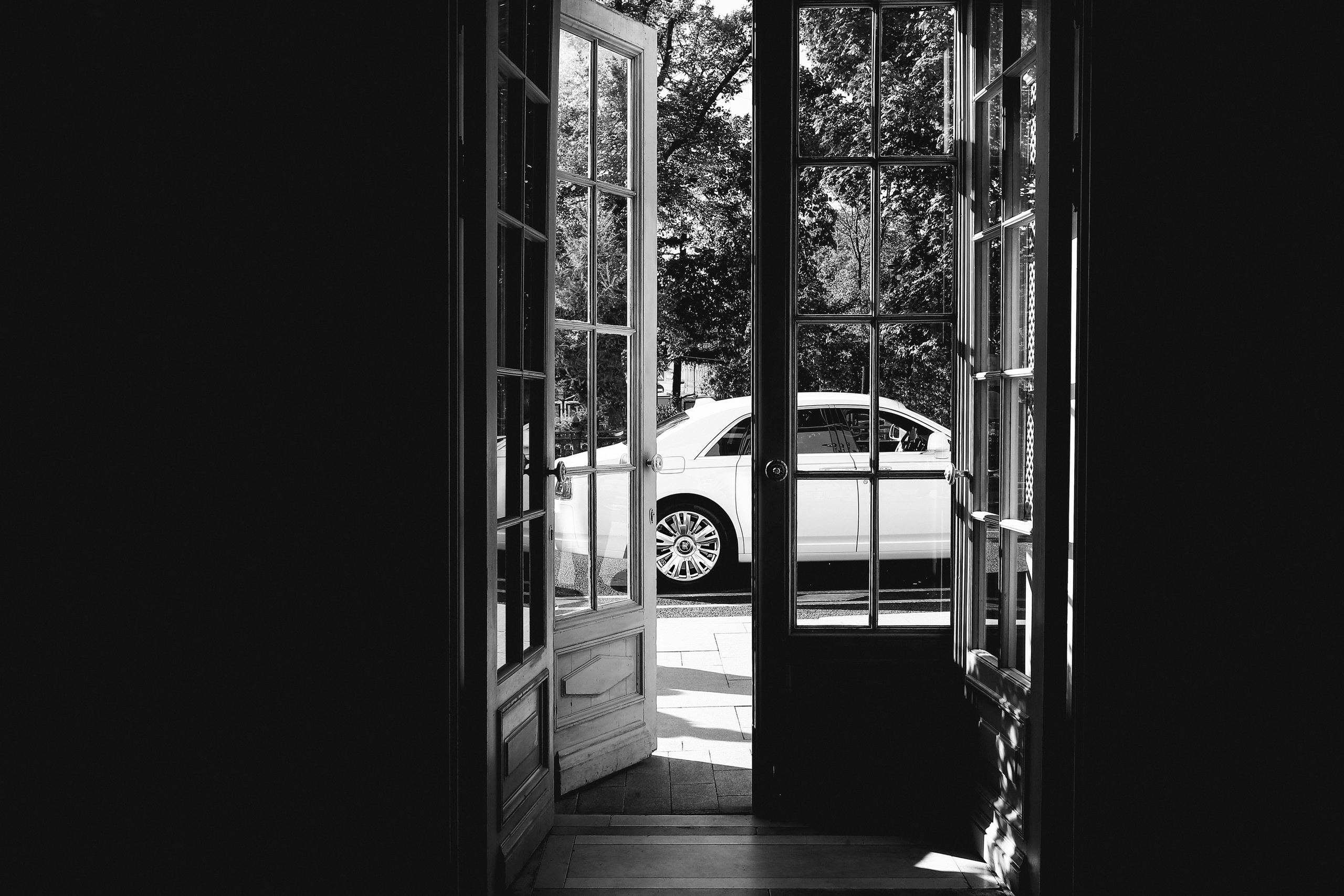 Свадебный автомобиль класса люкс припаркован возле ресторана Турандот.