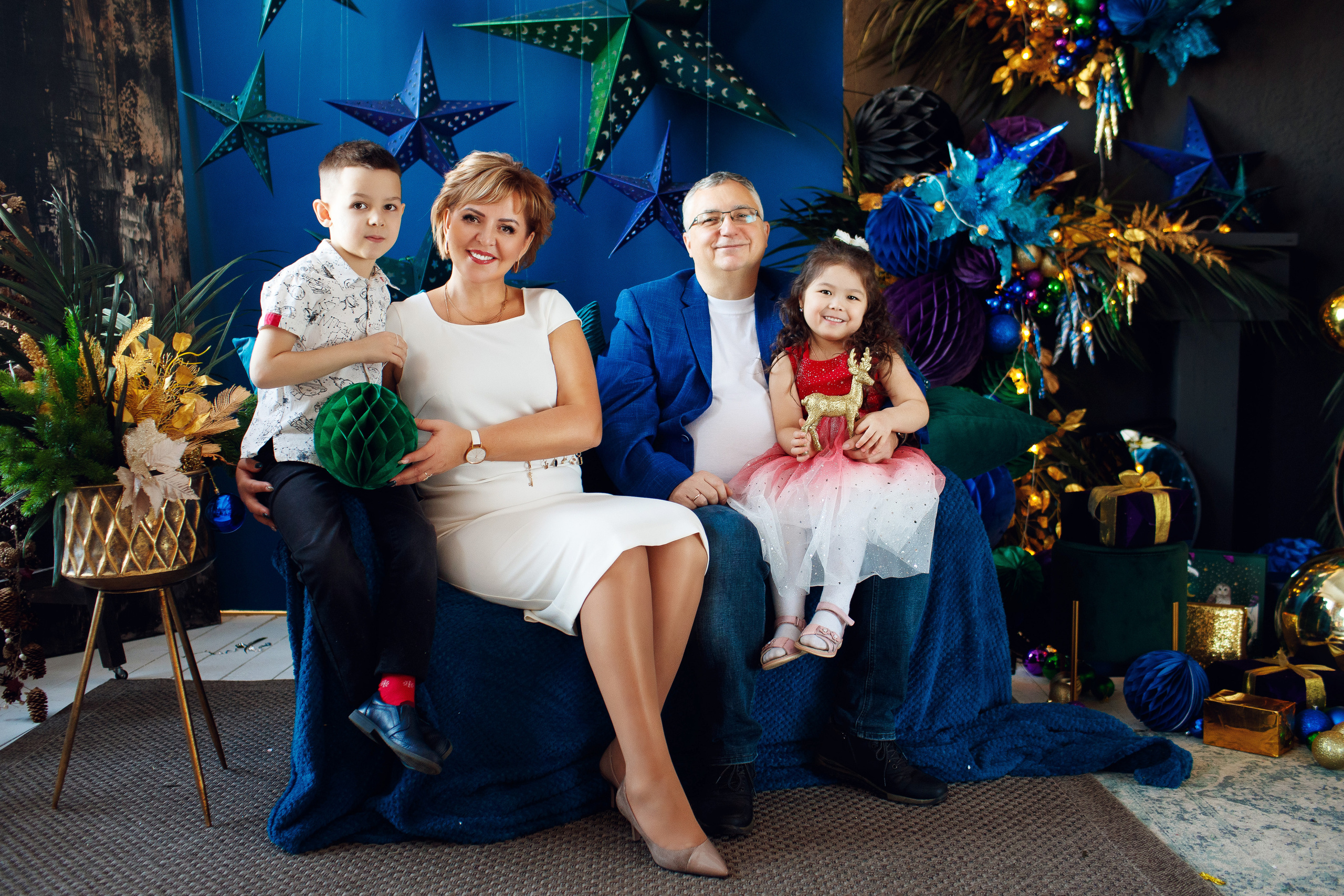 Семейная новогодняя фотосессия в студии 24 Раменское.