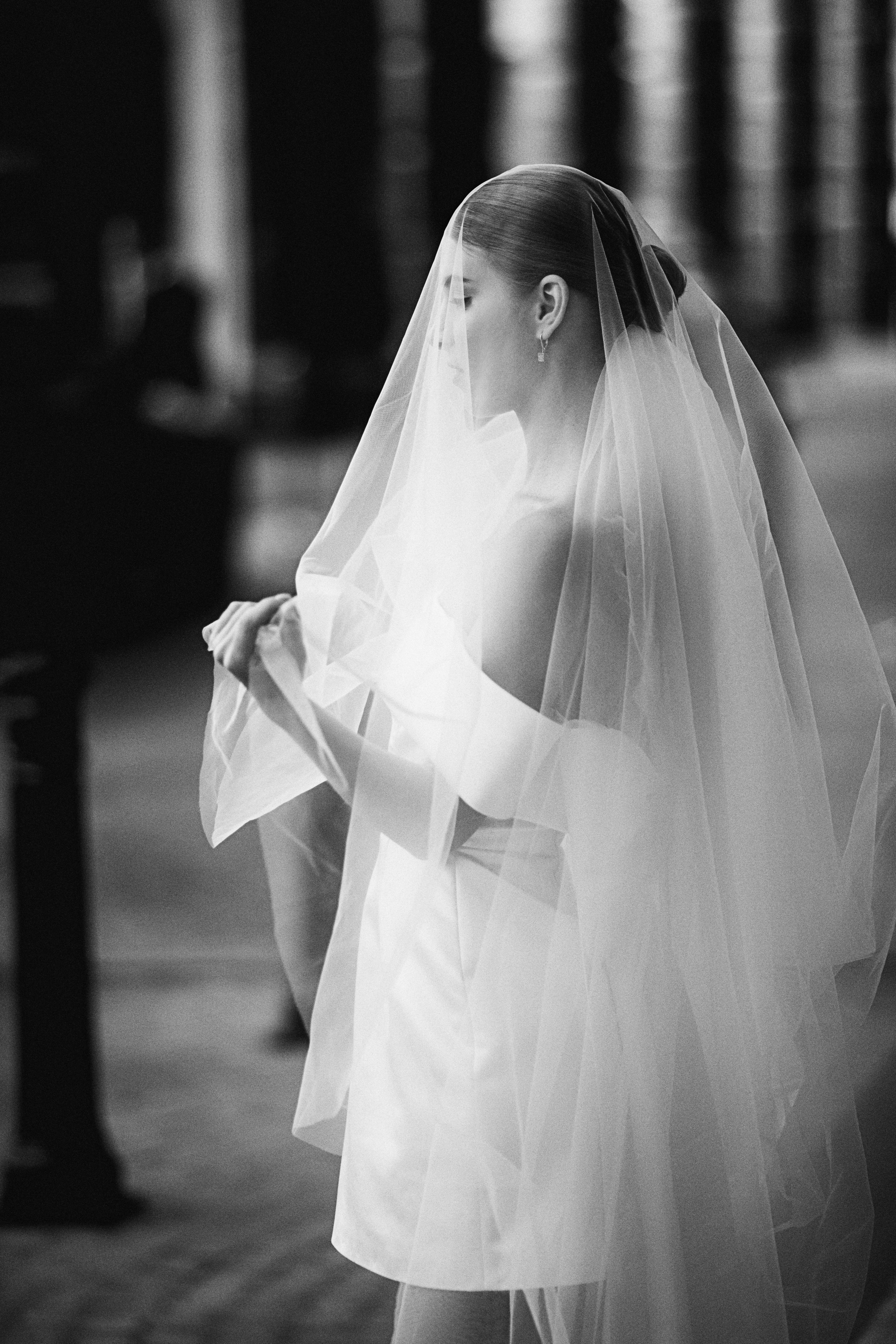 Фотография невесты возле отеля The Carlton Moscow 5 WB.