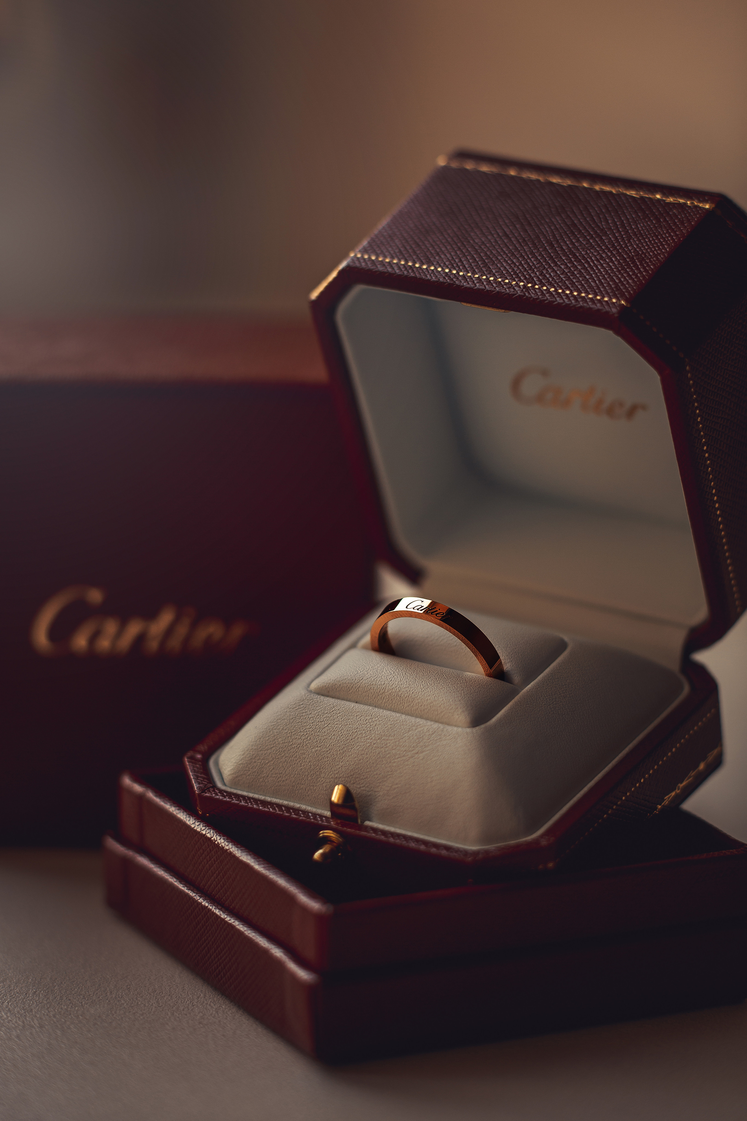 Обручальное кольцо Cartier в коробке.