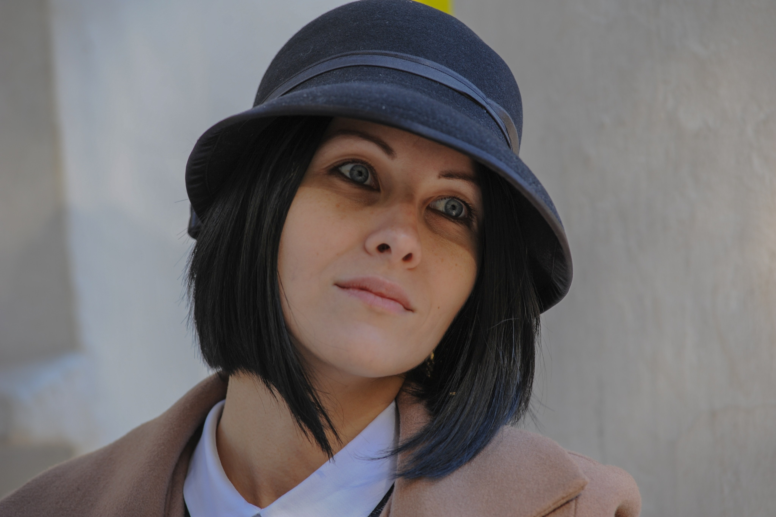 Женский портрет в естественном свете, крупный план, спокойный взгляд.