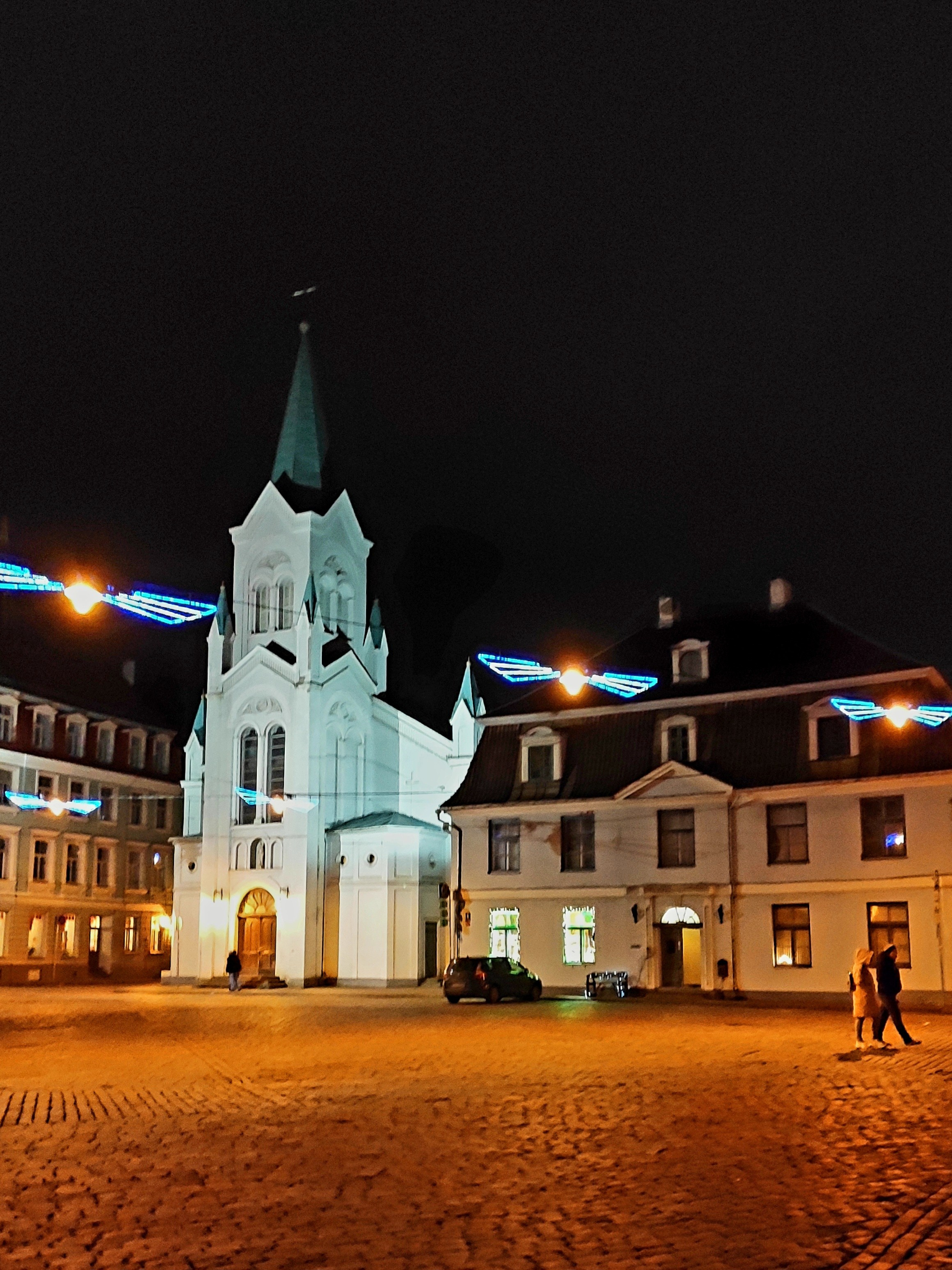 Церковь Скорбящей богоматери и замковая площадь перед Рижским замком, где размещается президент Латвии.