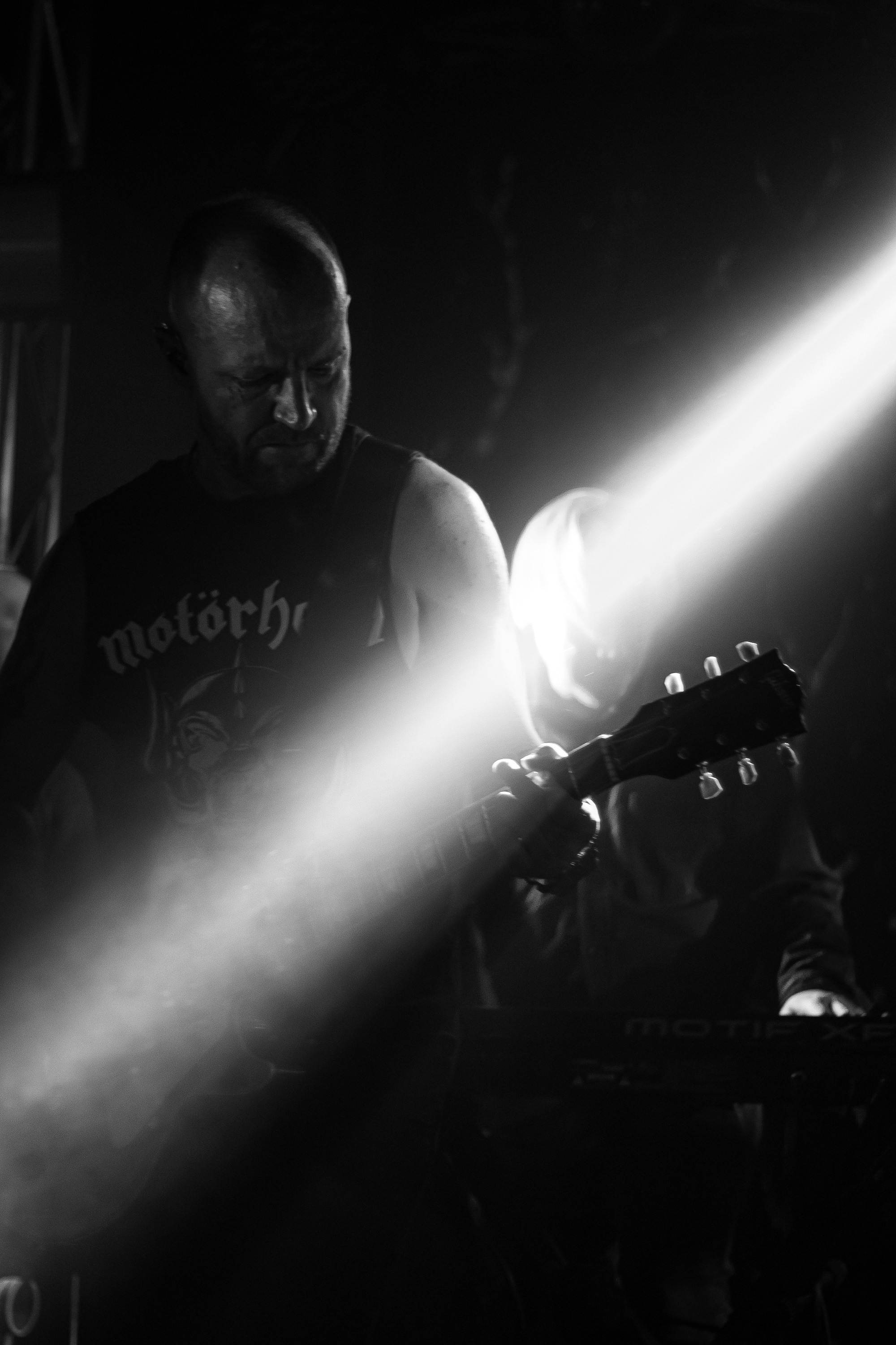 Яков Цвиркунов (бэк-вокал, гитара)