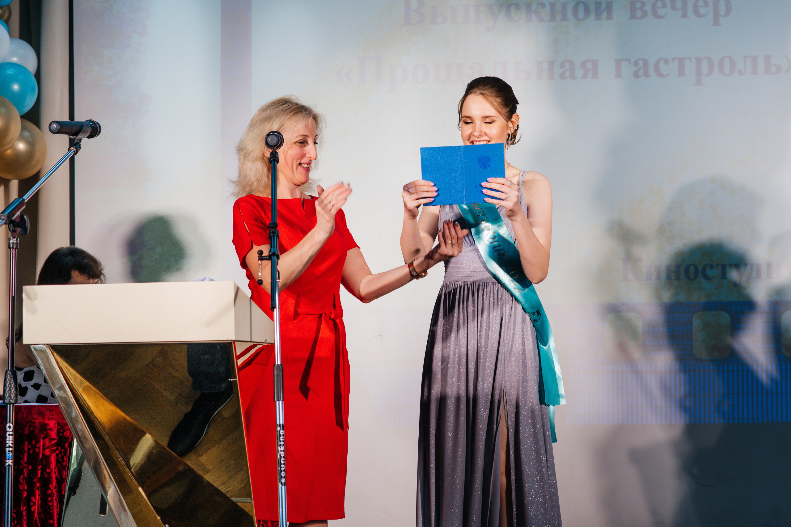 Вручение аттестатов. Выпускные альбомы в Подольске Москве и МО