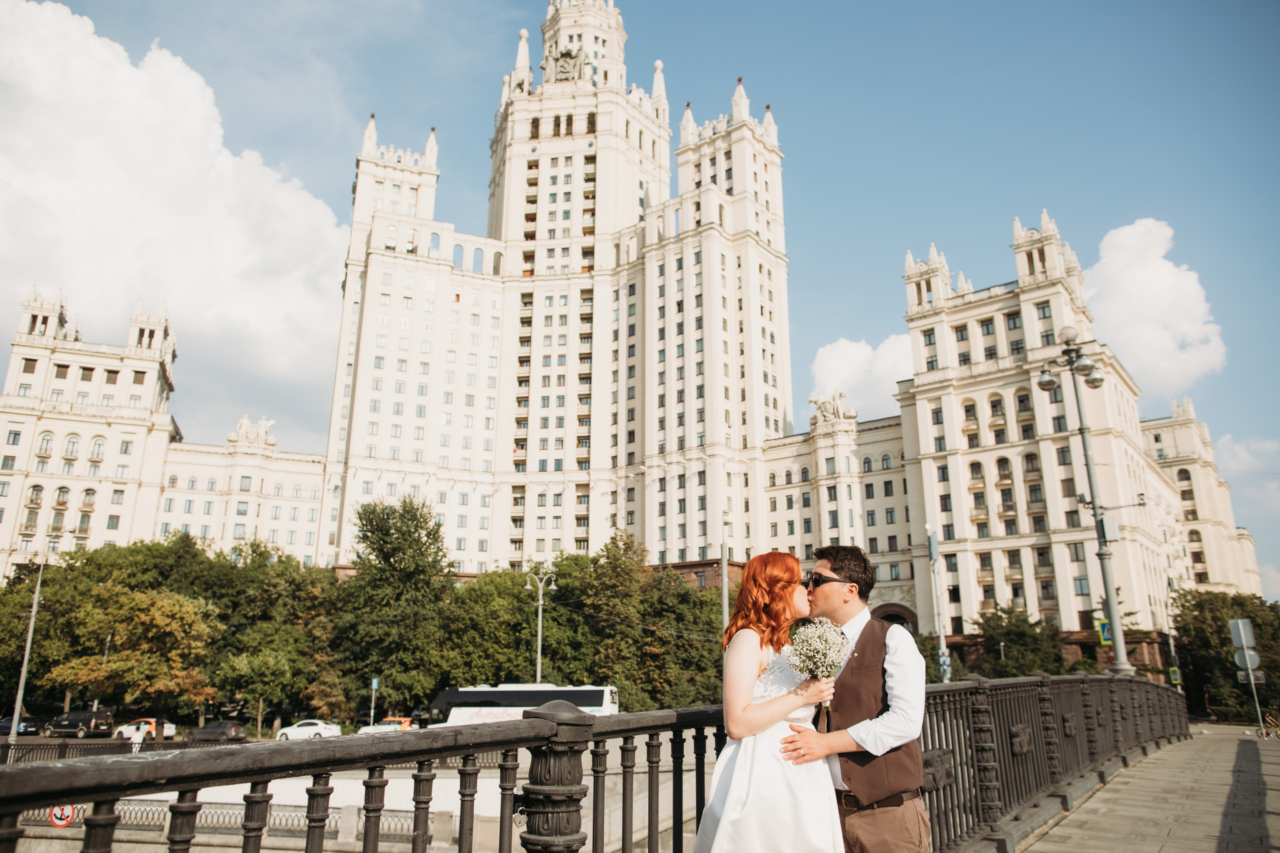 Фотография на фоне высотки на Котельнической набережной