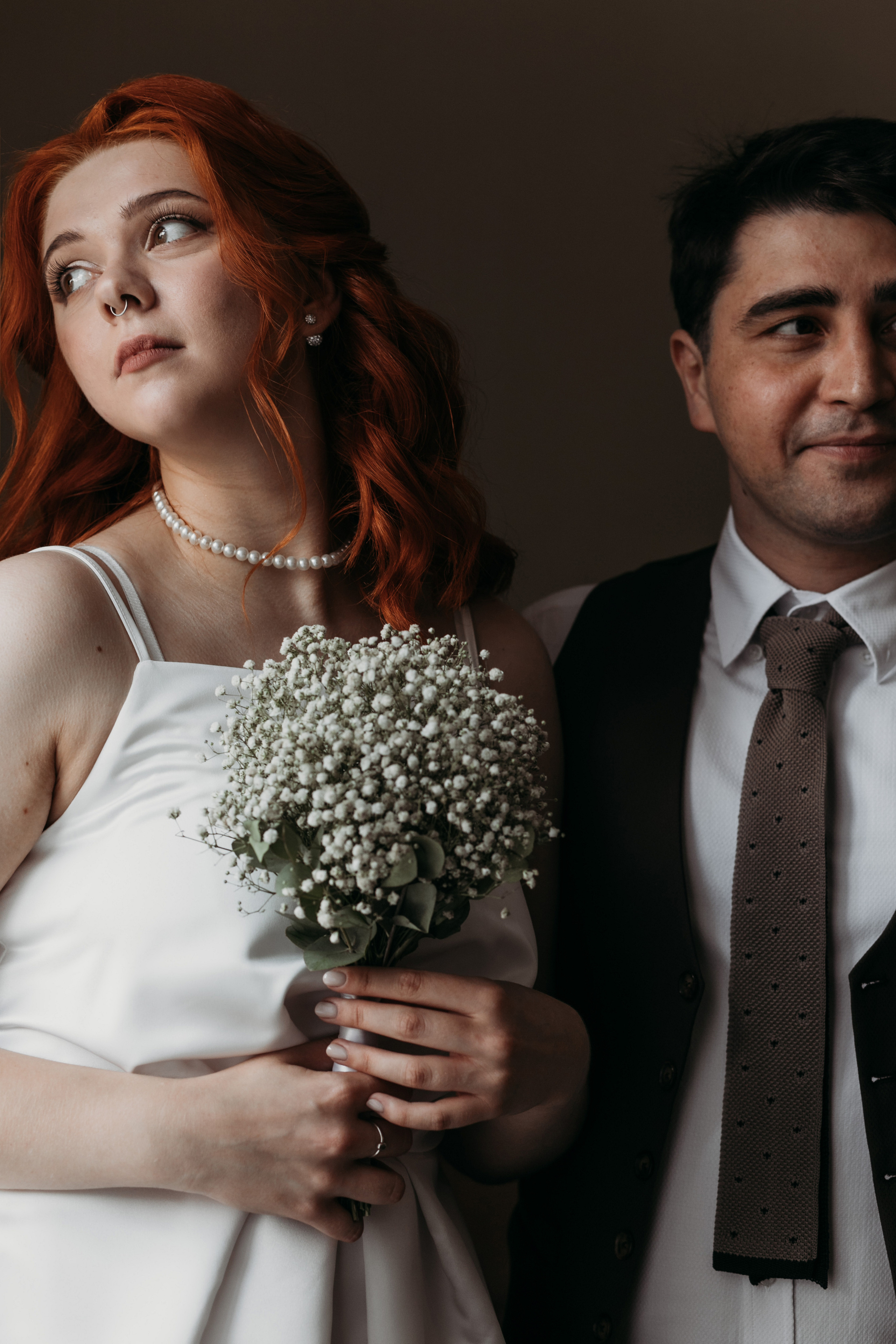 Жених и невеста ждут регистрацию брака