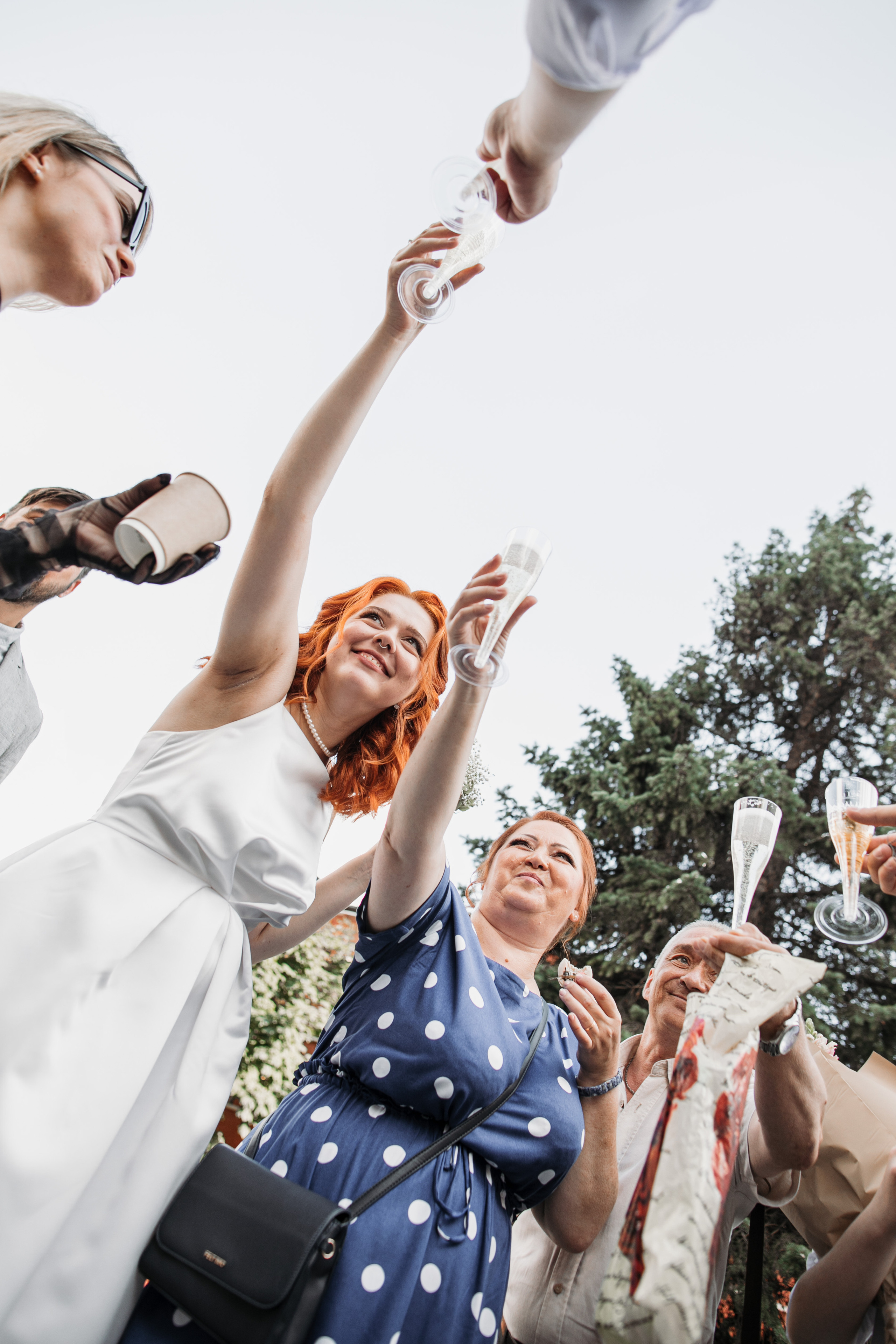 Гости празднуют свадьбу шампанским