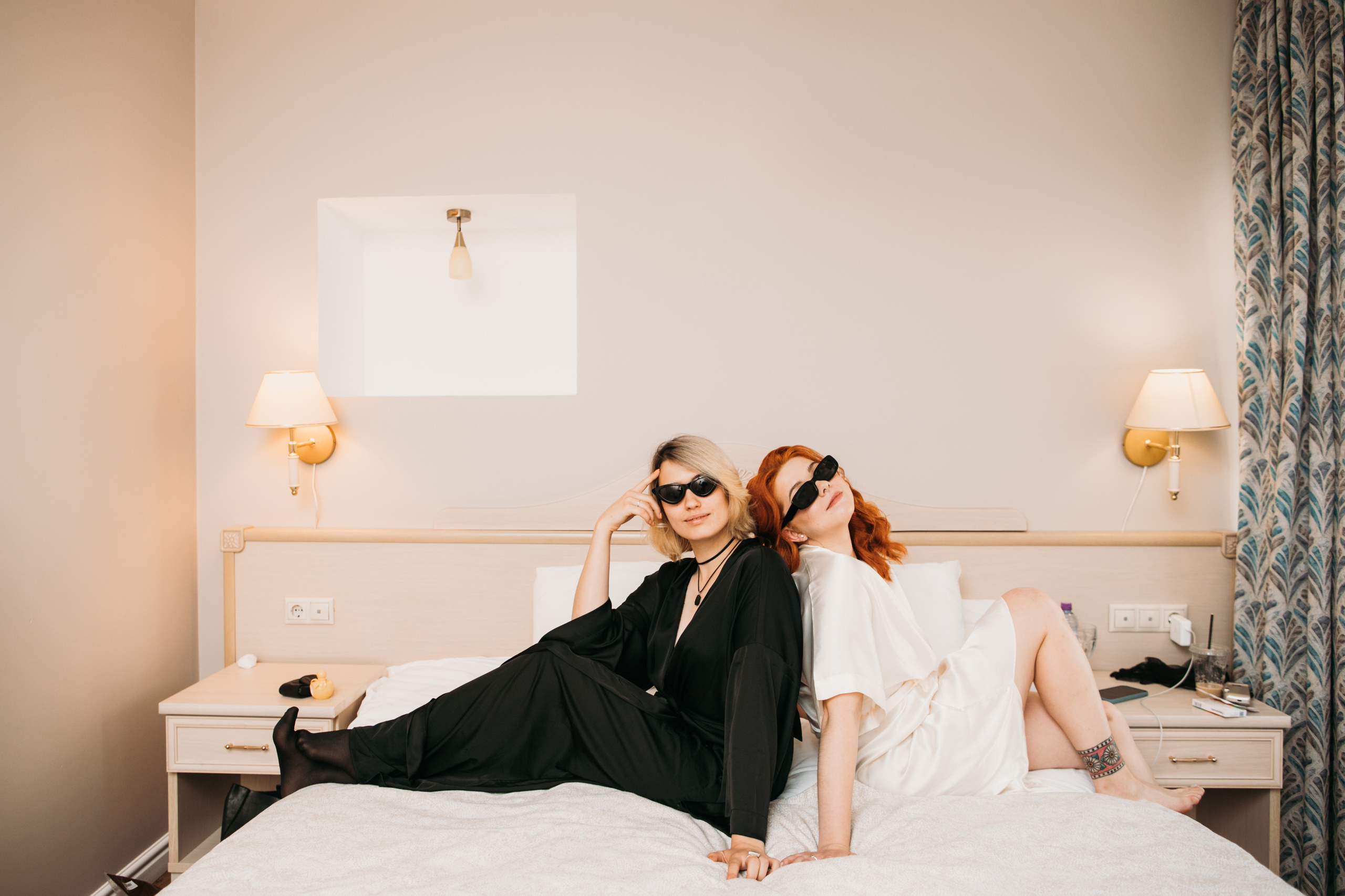 Невеста и подружка невесты в номере отеля
