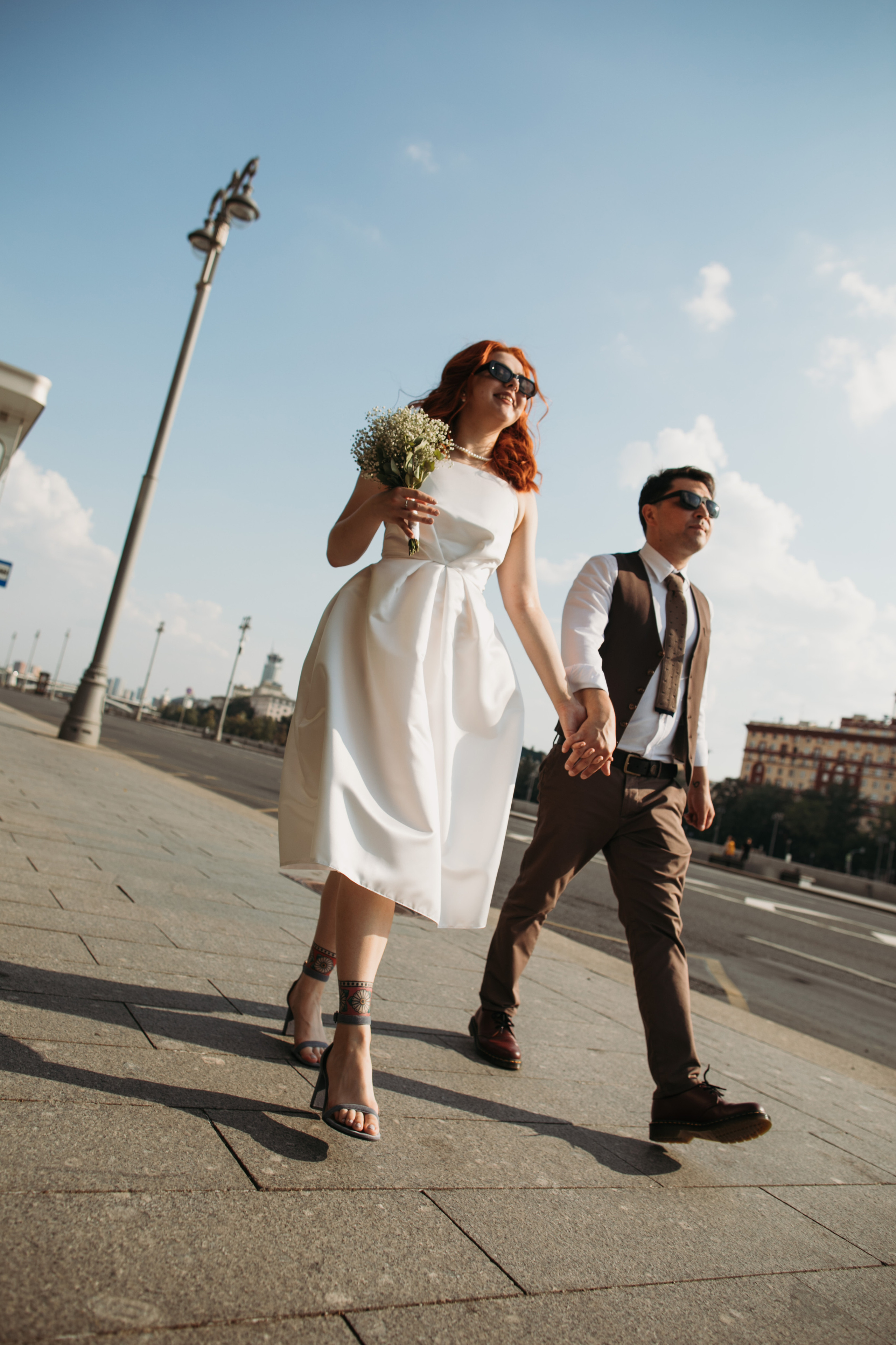 Жених и невеста гуляют по набережной