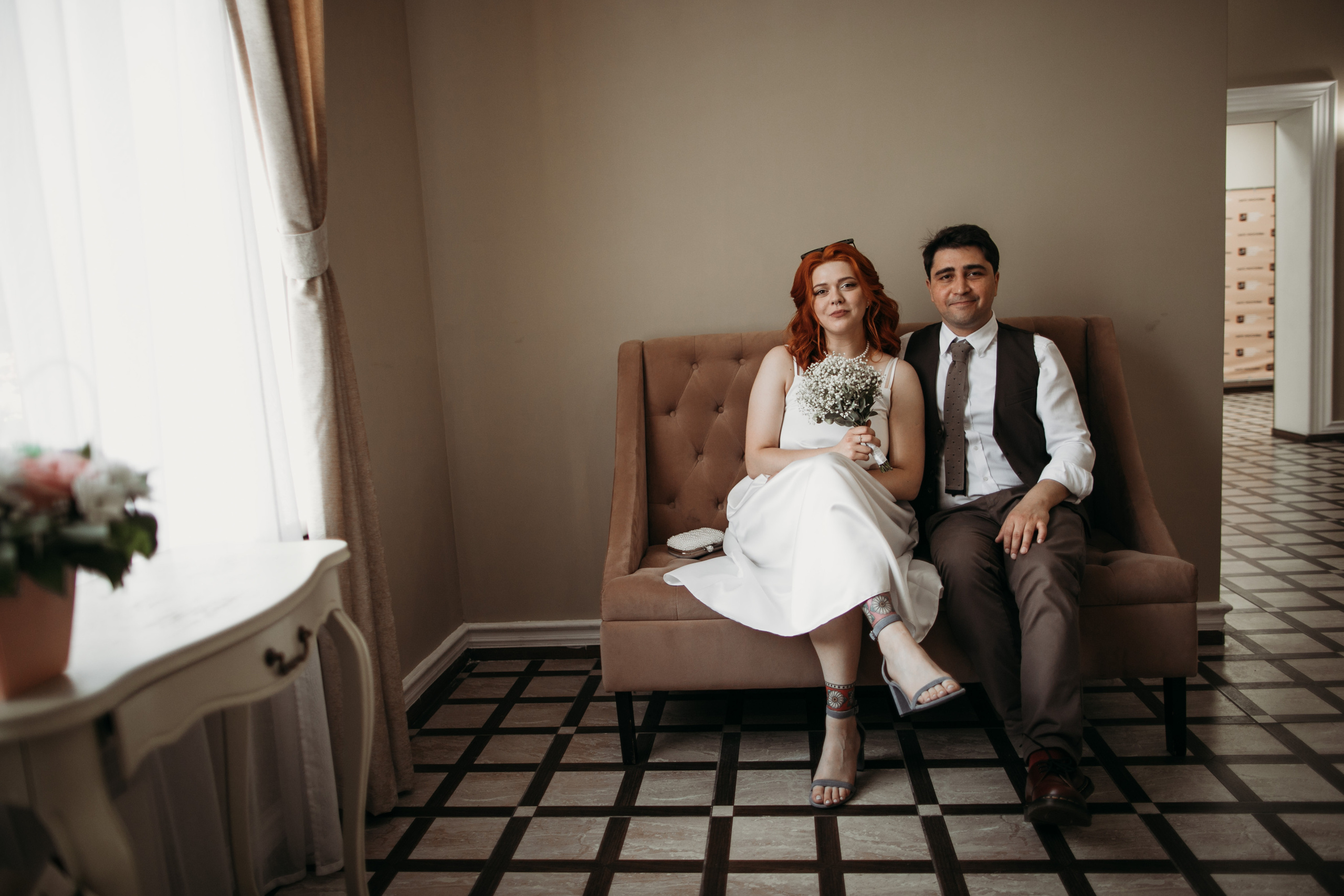 Жених и невеста в загсе