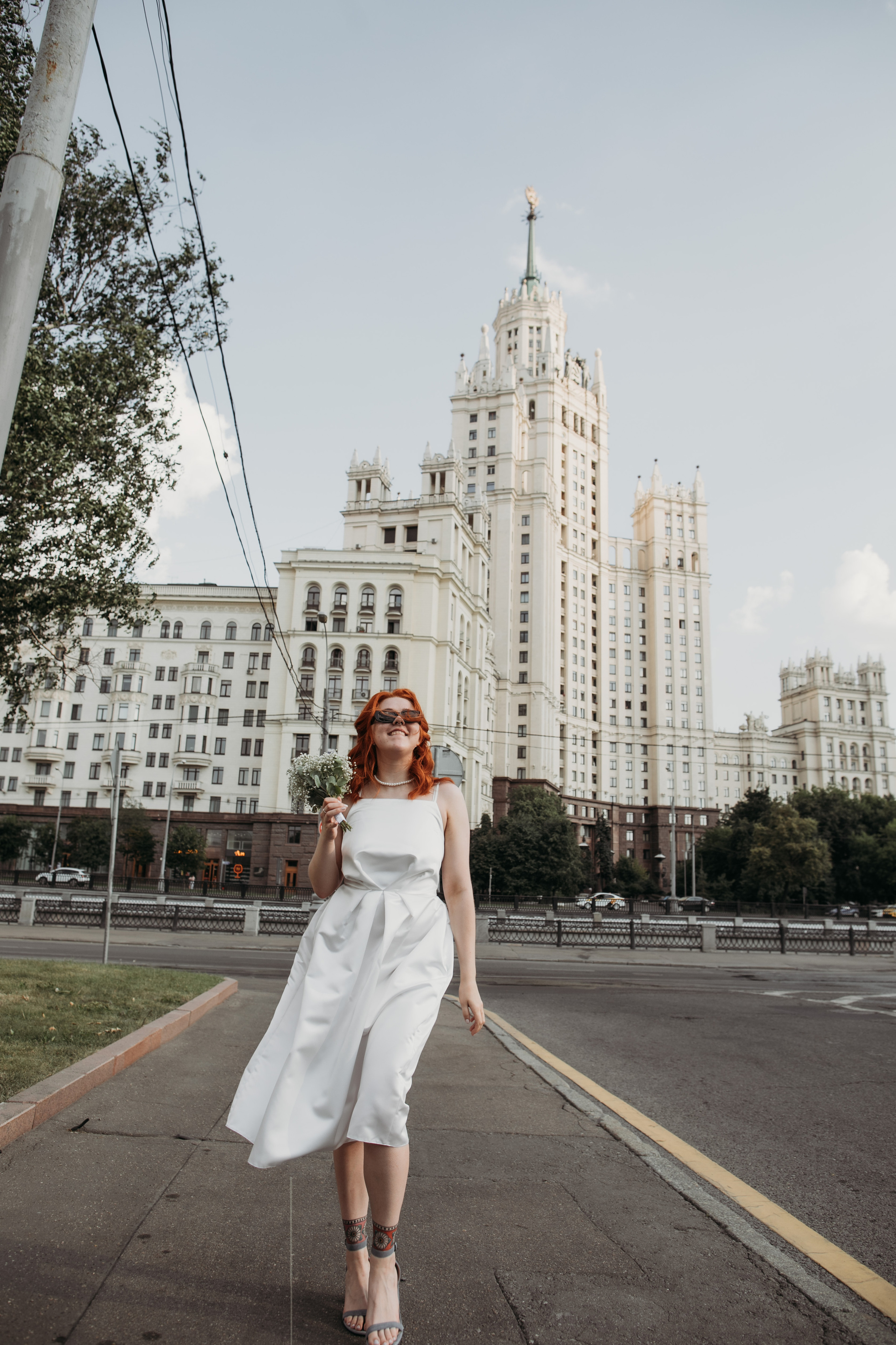 Невеста гуляет по дороге