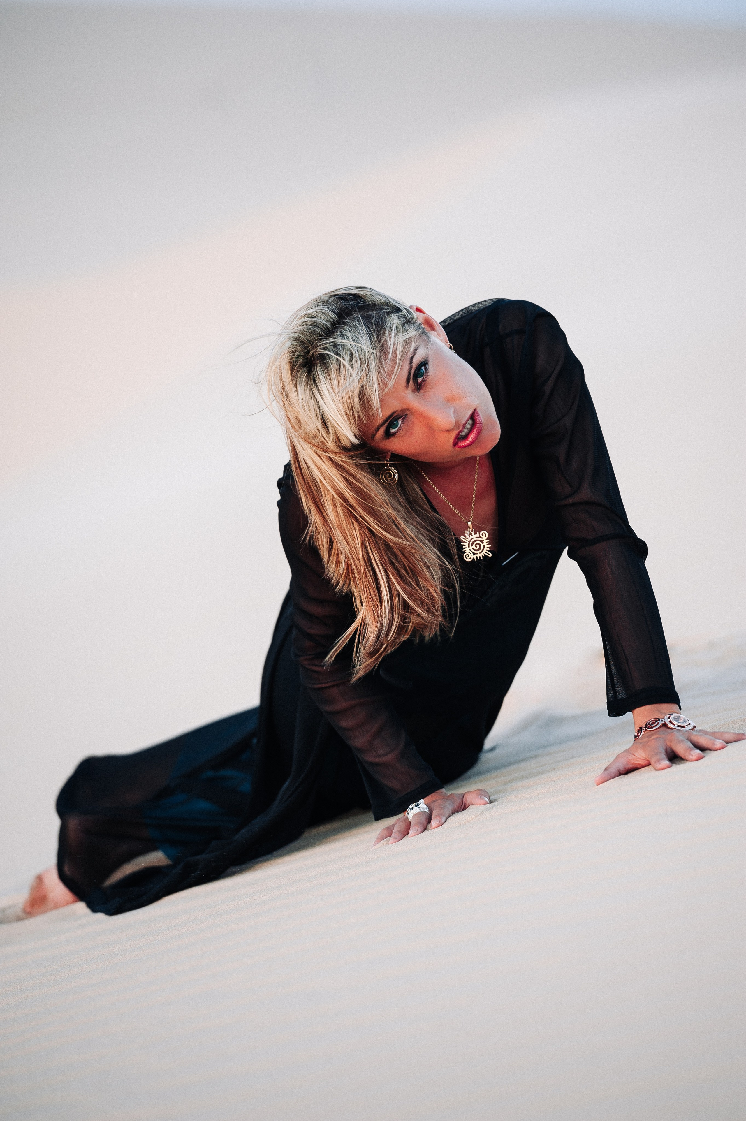 фотосессия девушки в черном длинном платье в дюнах Муине, Вьетнам на закате