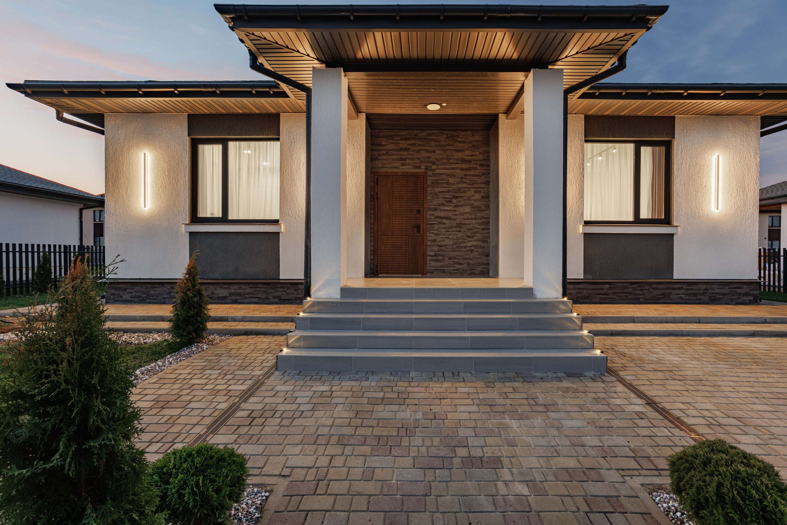 Выгоды от сотрудничества с профессиональным фотографомСотрудничество с профессиональным фотографом приносит множество выгод, которые могут существенно повлиять на успех сделки. К основным преимуществам можно отнести:Экономия времени. Профессионалы берут на себя все этапы фотосъемки и обработки, что позволяет собственнику сосредоточиться на других важных задачах.Повышение ценности объекта. Качественные фотографии могут увеличить perceived value (восприятие ценности) недвижимости, что позволяет установить более высокую цену.Долгосрочные преимущества. Инвестиции в профессиональную фотосъемку могут окупиться не только при продаже или аренде, но и в будущем, когда объект будет использоваться для других целей, таких как аренда на короткий срок