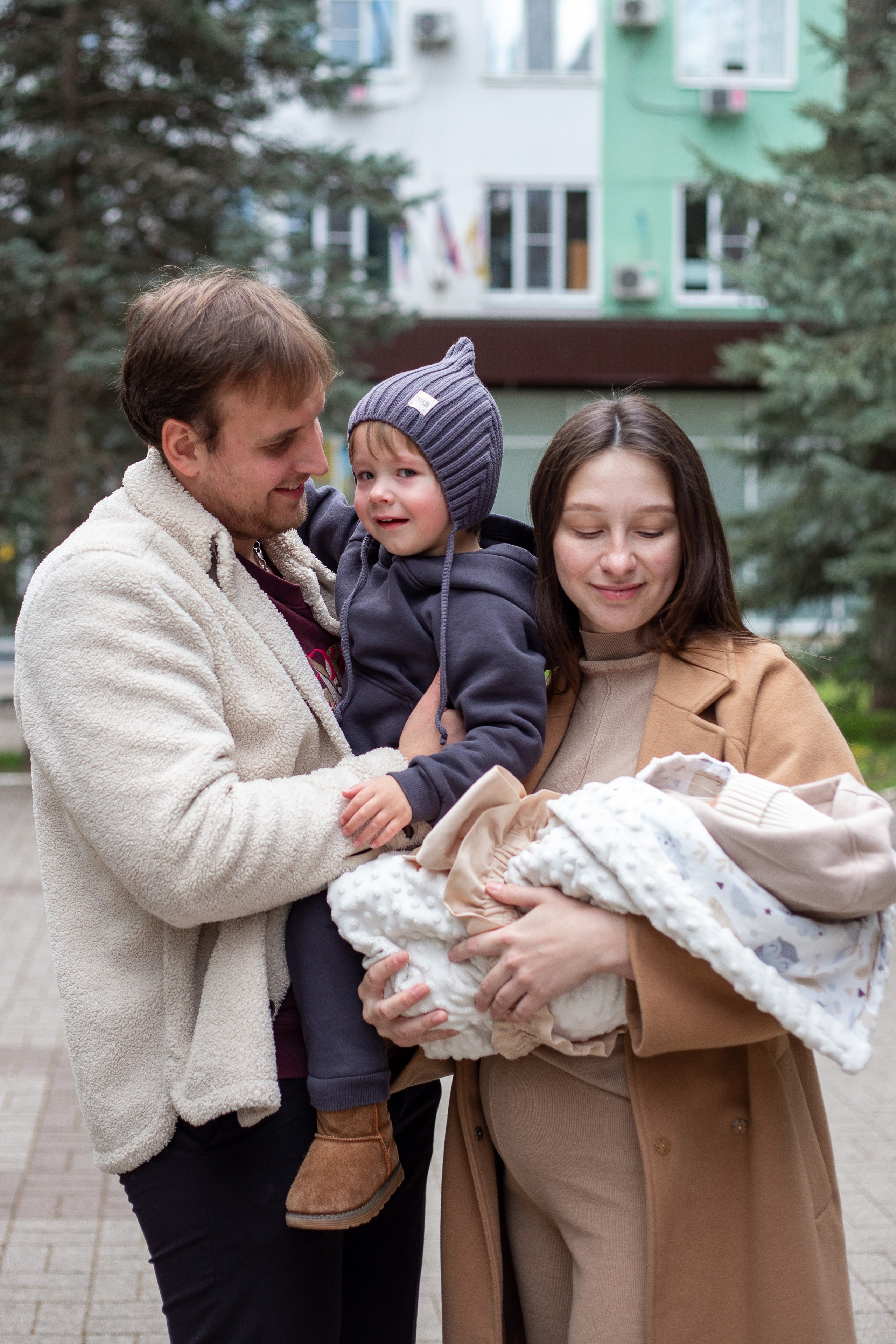 Выписка из роддома. Фотограф Краснодара, фотограф в парке Галецкого.репортажный фотограф. детский фотограф, свадебный фотограф. профессиональный фотограф
