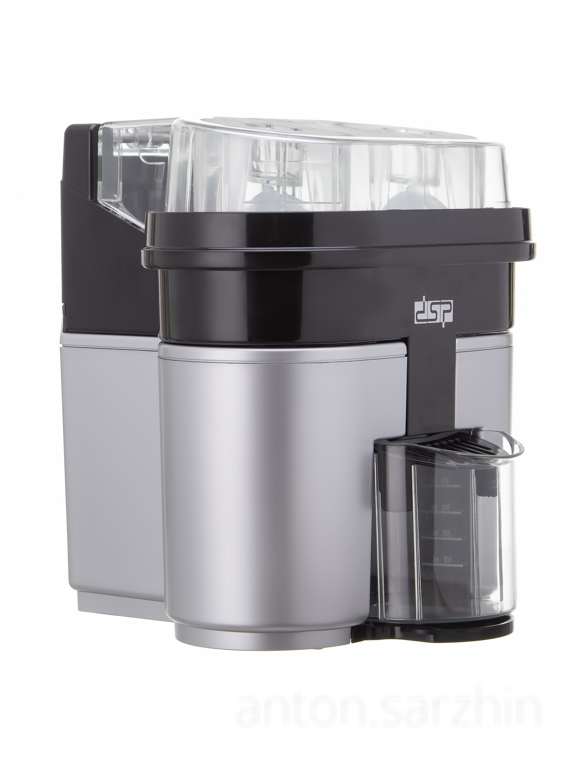 Предметная съемка соковыжималки на белом фоне