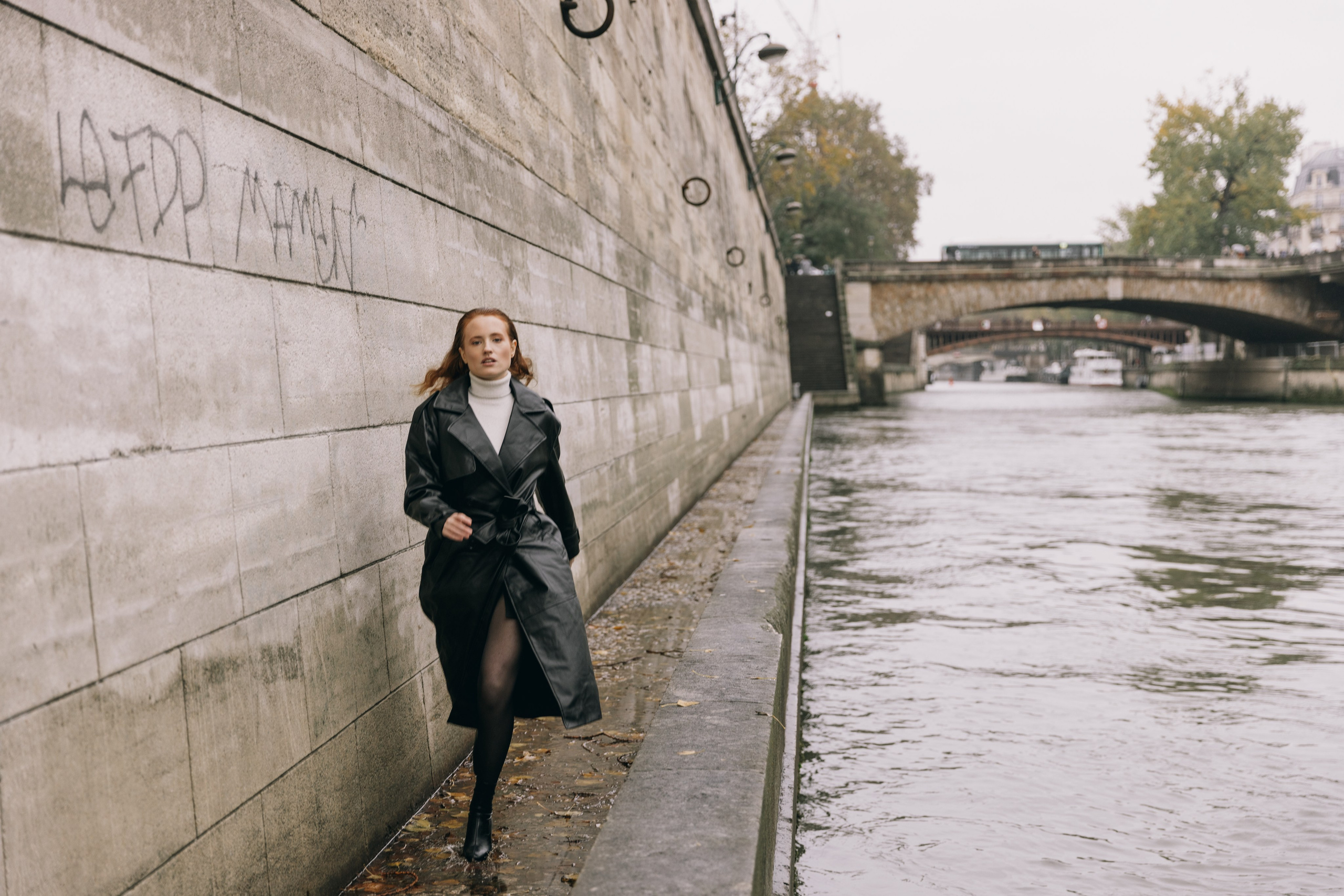 Femme fatale. Photographer in Paris