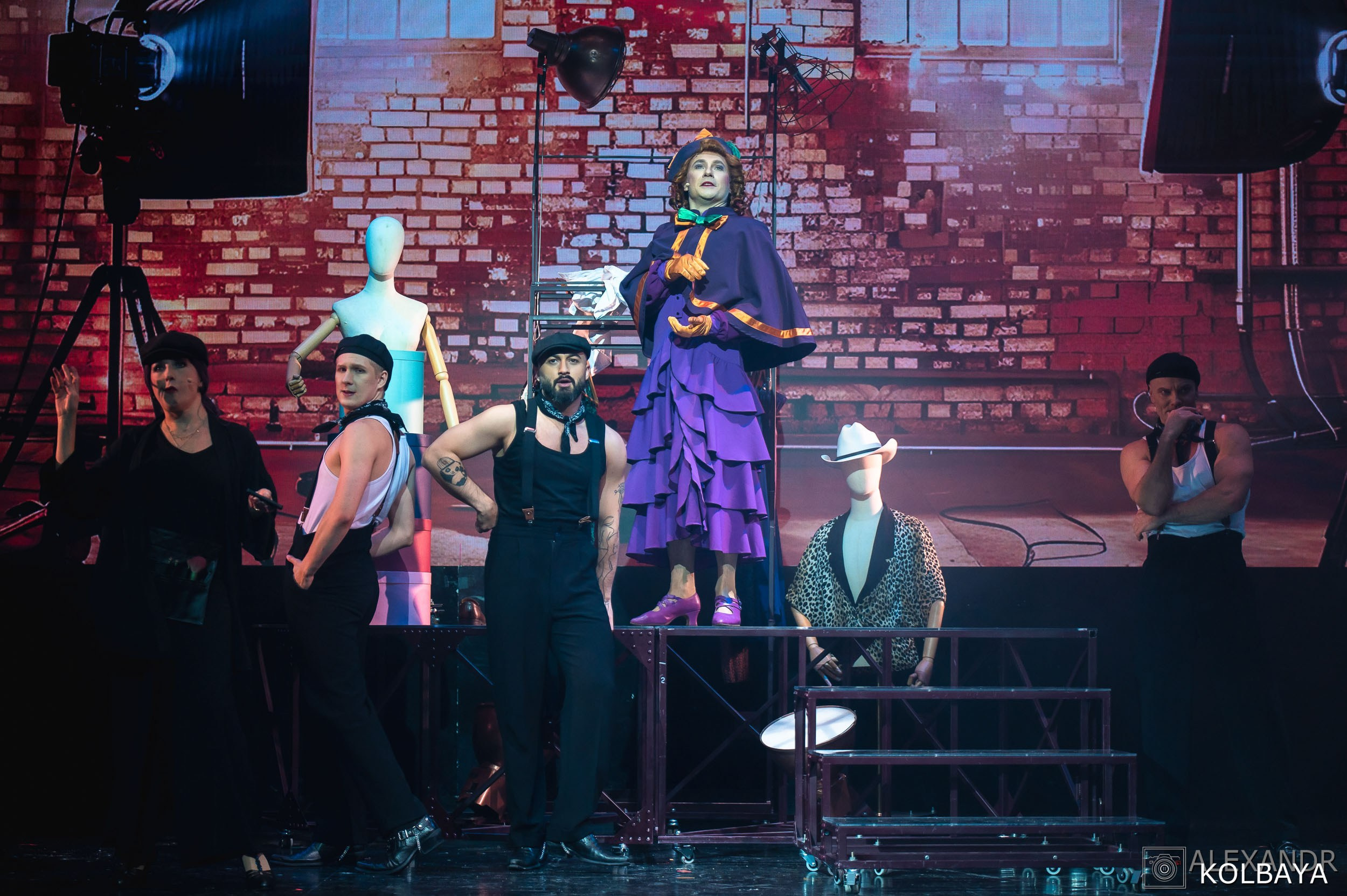 Фотографии со спектакля «Привет, я тетя Чарли». Концертный и театральный репортажный фотограф в Москве Александр Колбая