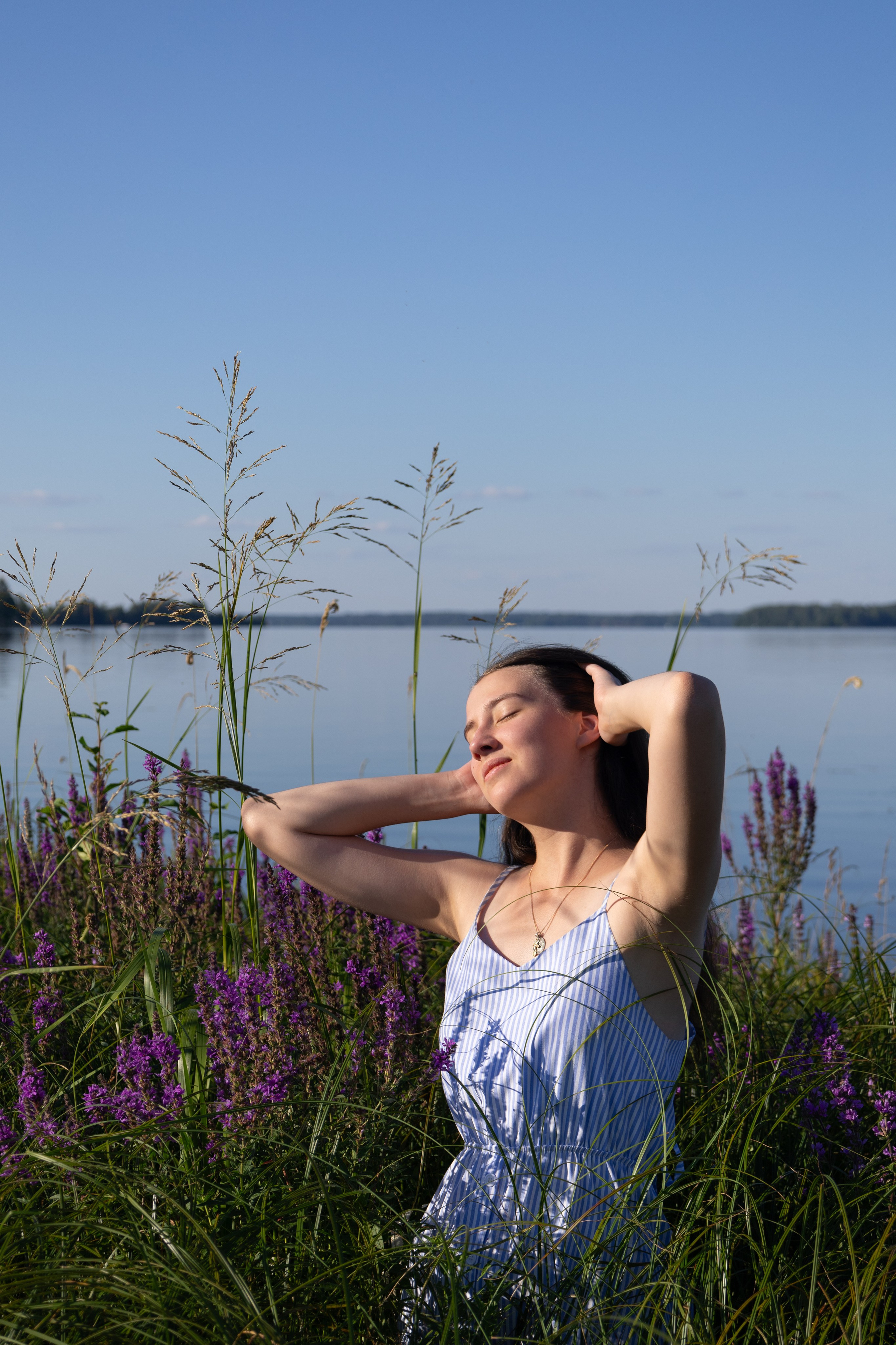 Девушка у озера