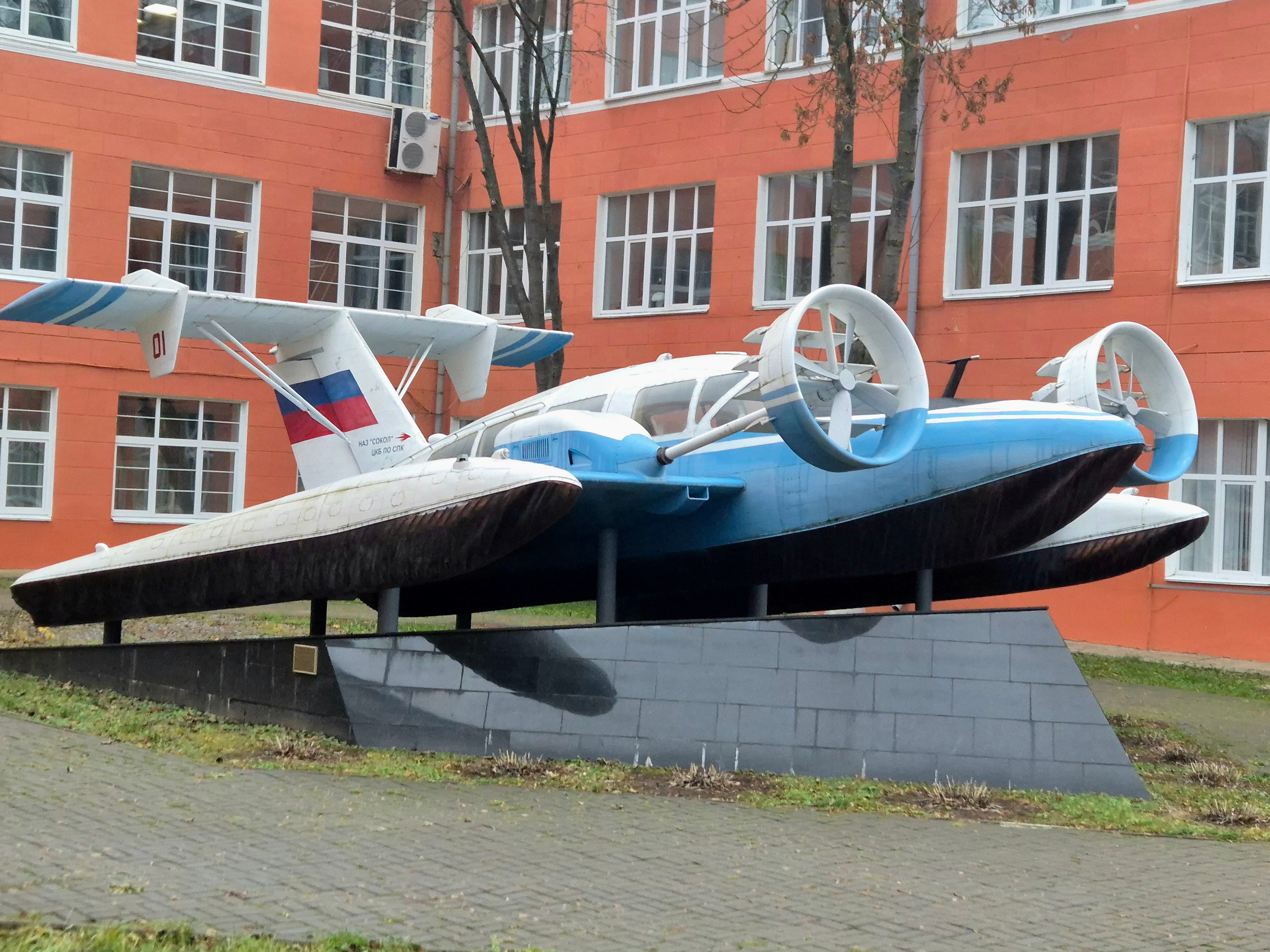 Во дворе НГТУ - памятник экраноплан «Волга-2», который является первым гражданским экранопланом, разработанным в Советском Союзе и России