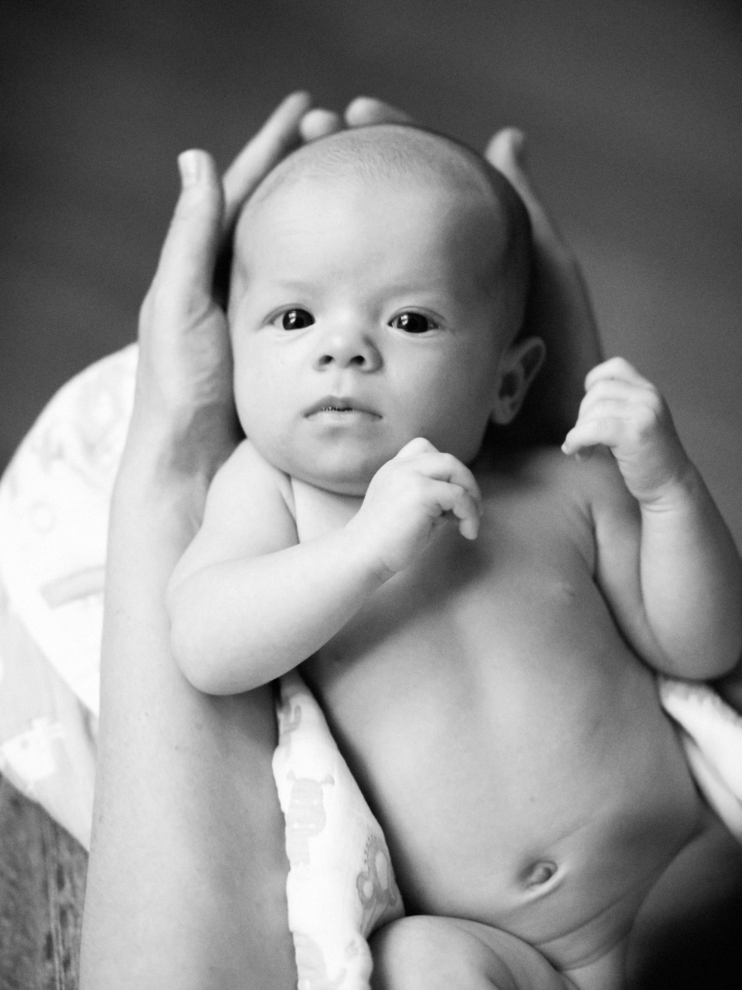Черно-белая съемка новорожденной. Фотографы в Москве Светлана Устинова и Сергей Грачев
