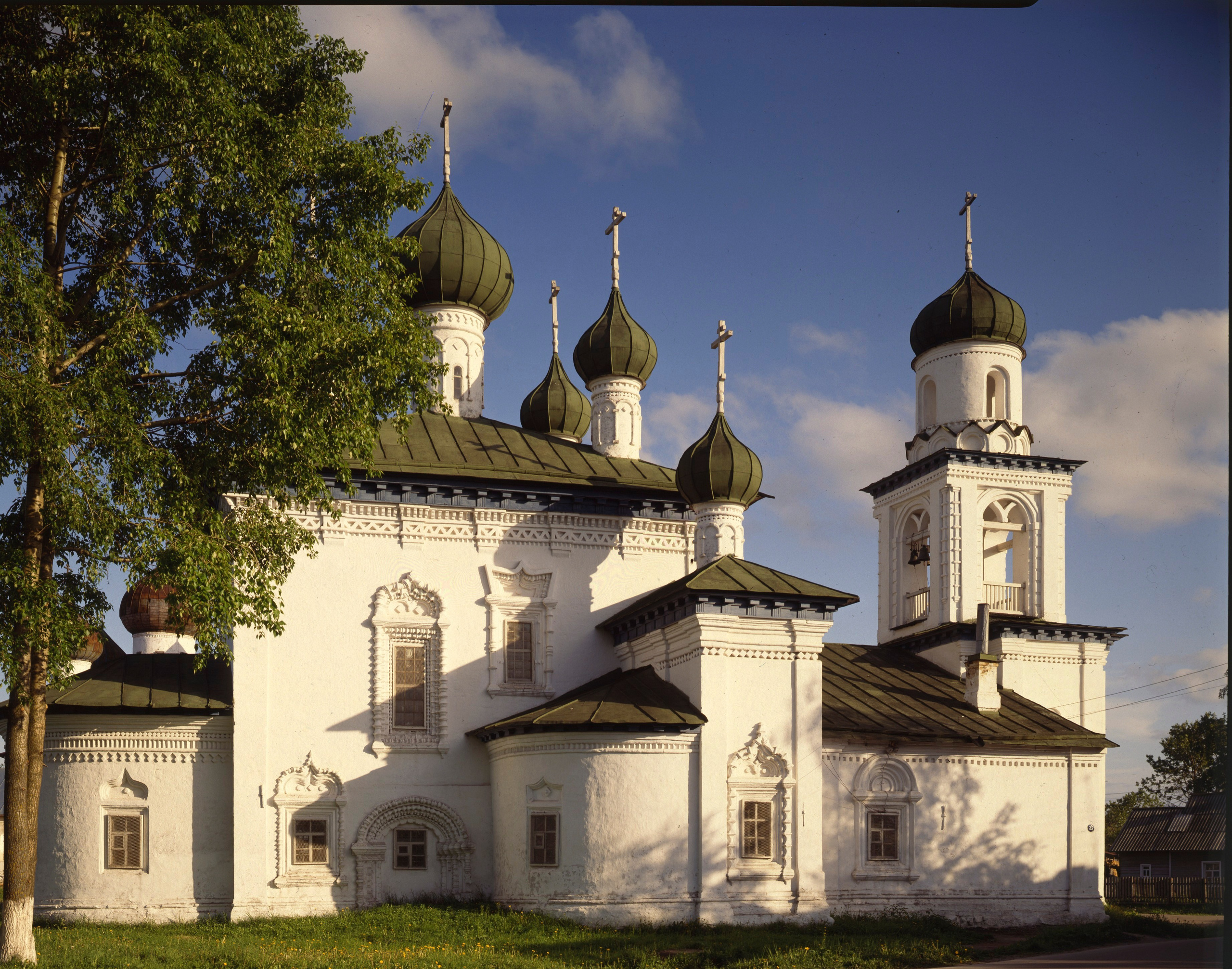 Церковь Рождества Богородицы и колокольня.  Каргополь