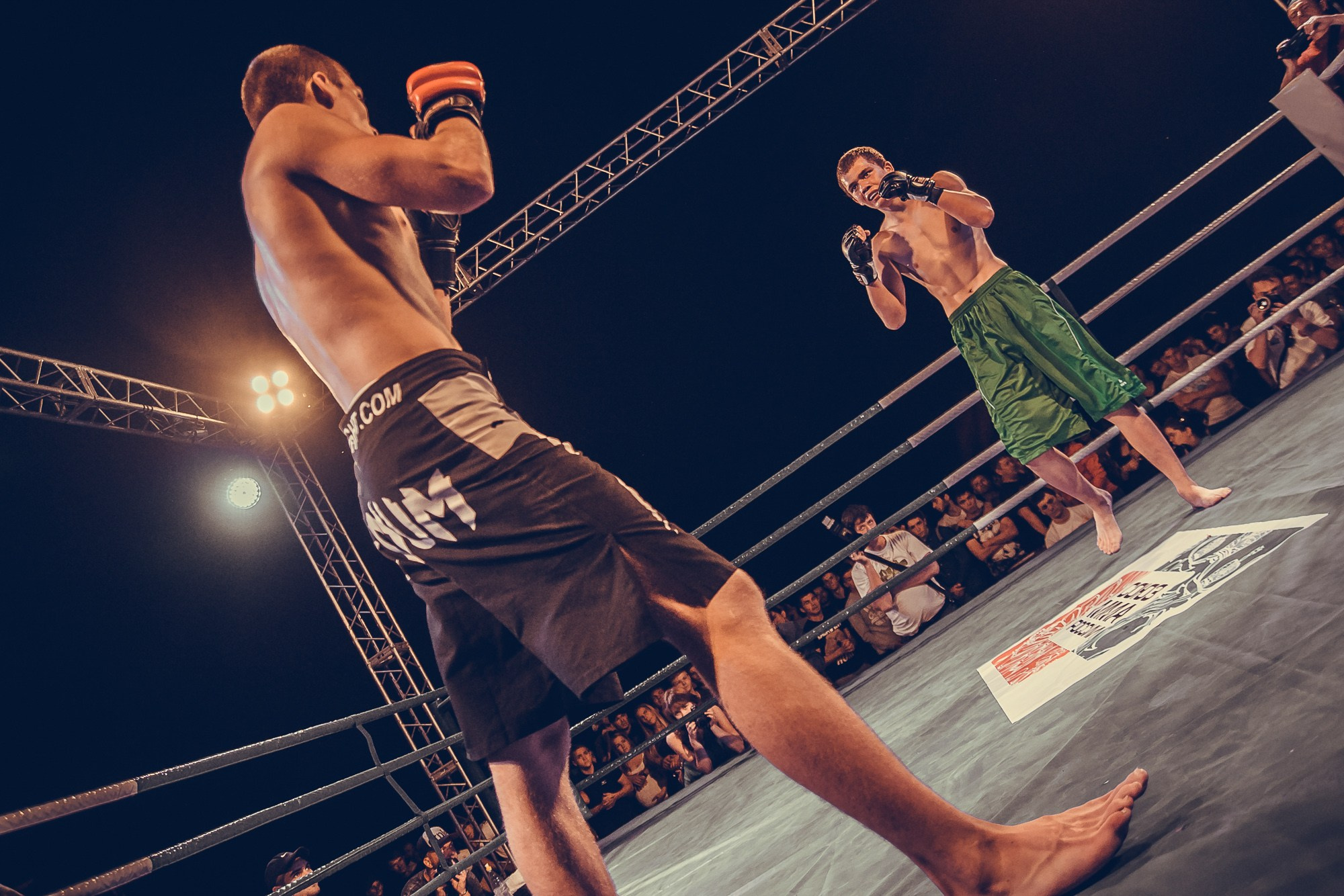 Бойцы MMA во время боя на ринге