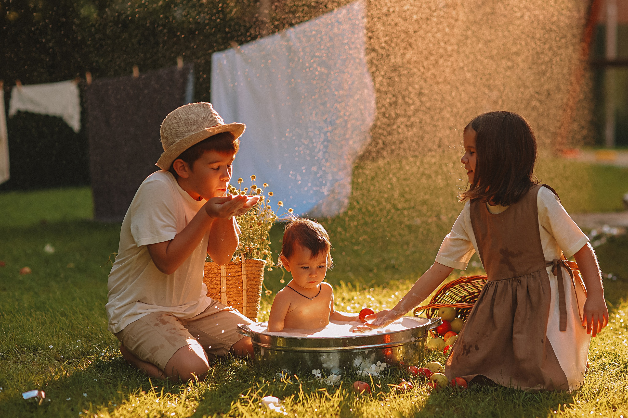 Стирка у дома. Семейный фотограф Тюмень, фотограф на роды Салмина Мария