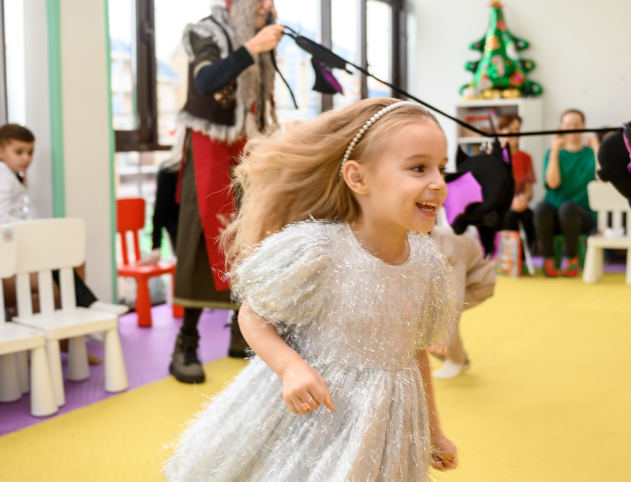 Елка 2025 в детском саду Мишка клуб. Свадебный и семейный фотограф София Невская