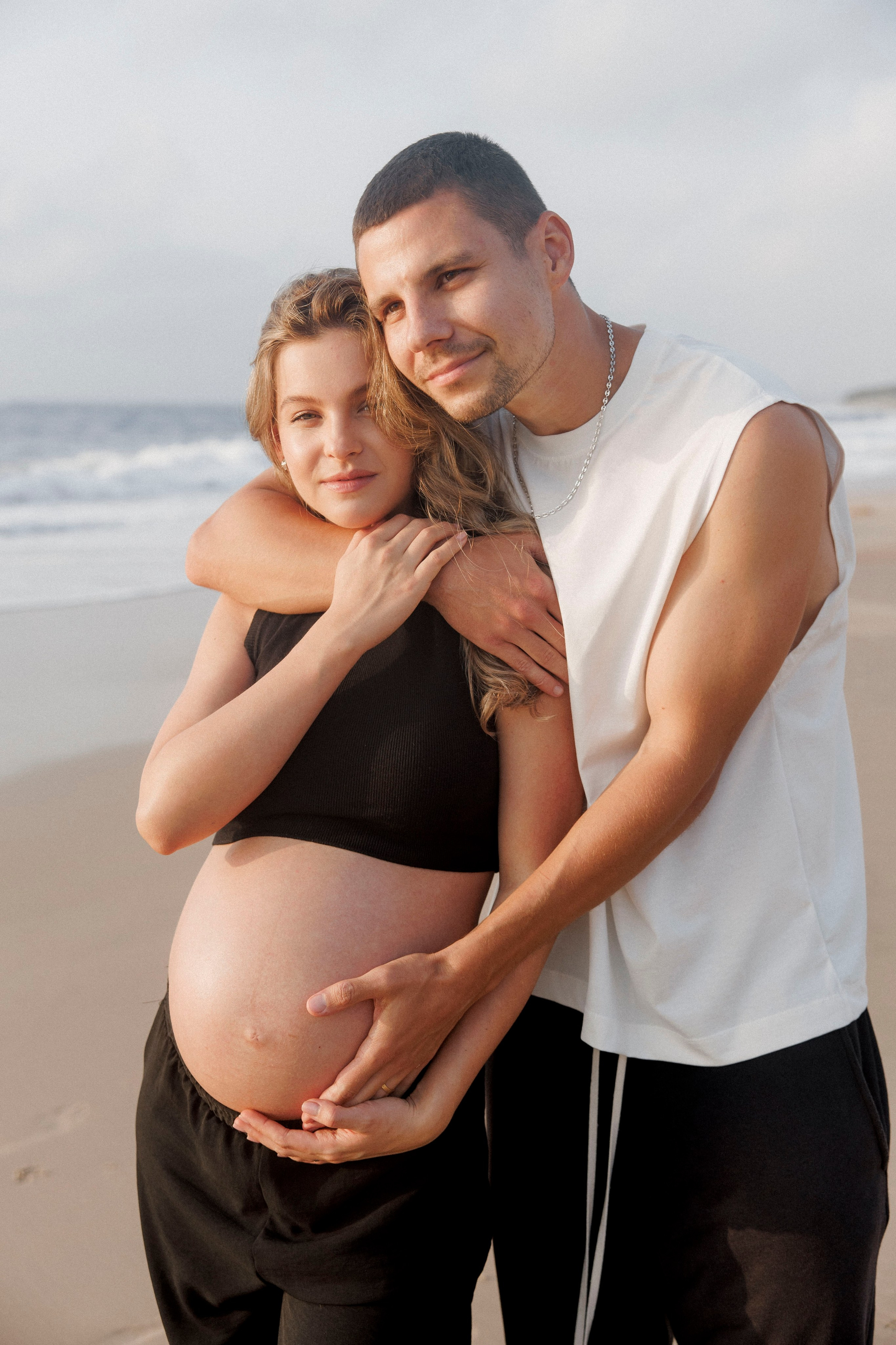 Pregnancy photoshoot near the sea (cloudy weather). Главная