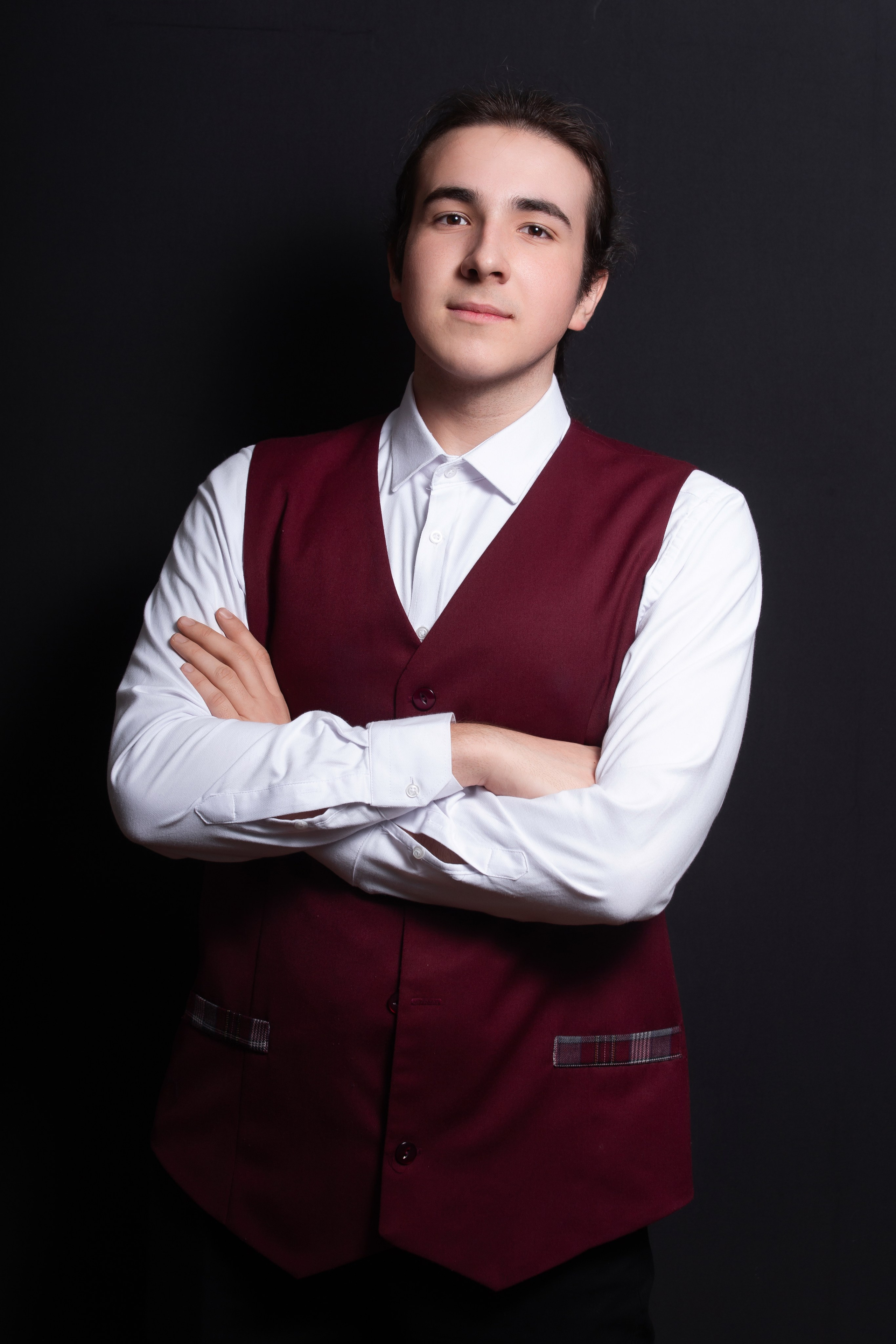 Портретная фотосессия для учеников 9 класса на чёрном фоне | Школьный фотограф Николай Богатырёв | Твой альбом / Твои правила. ТВОЙ АЛЬБОМ / ТВОИ ПРАВИЛА