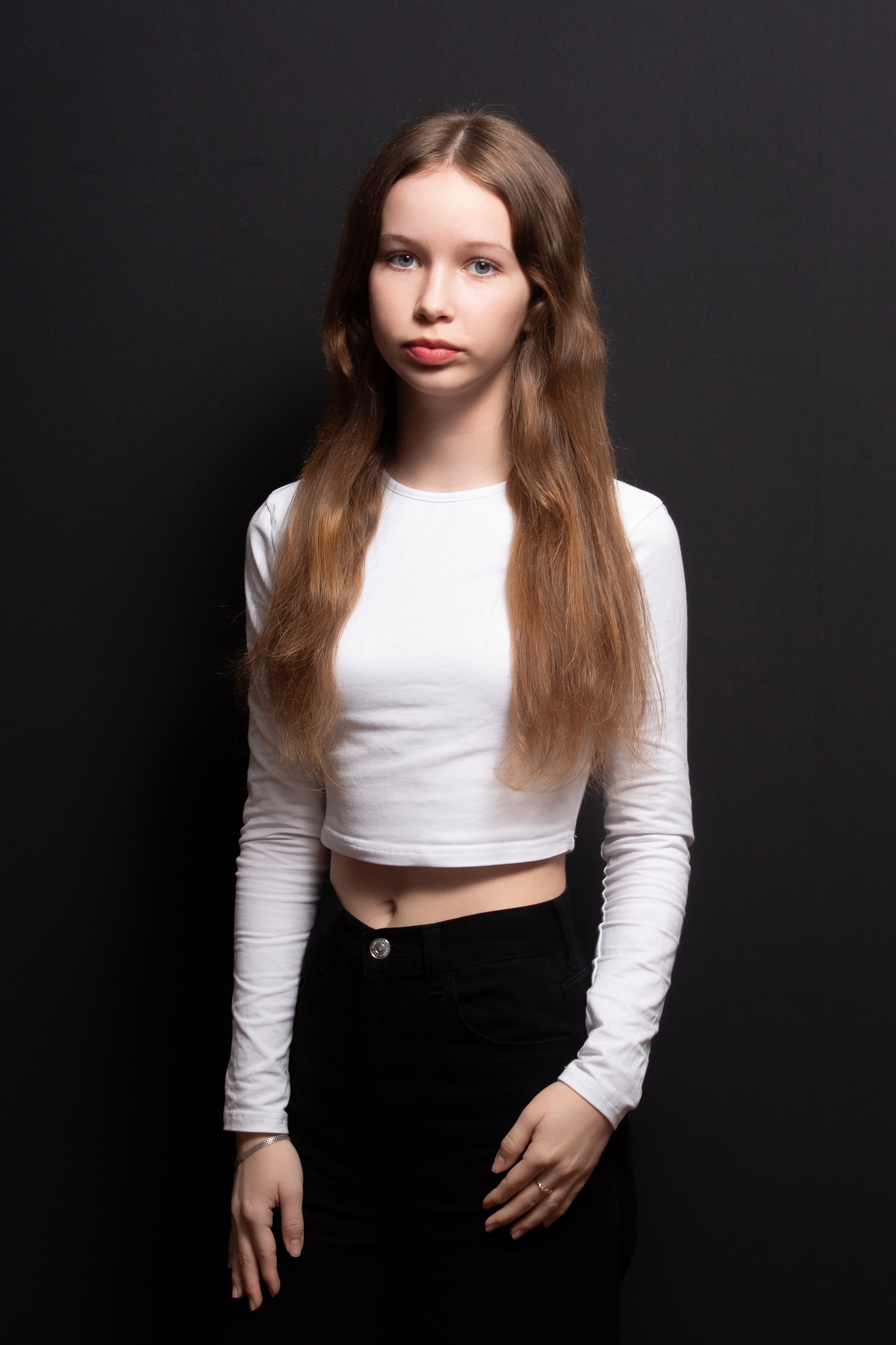 Портретная фотосессия для учеников 9 класса на чёрном фоне | Школьный фотограф Николай Богатырёв | Твой альбом / Твои правила. ТВОЙ АЛЬБОМ / ТВОИ ПРАВИЛА