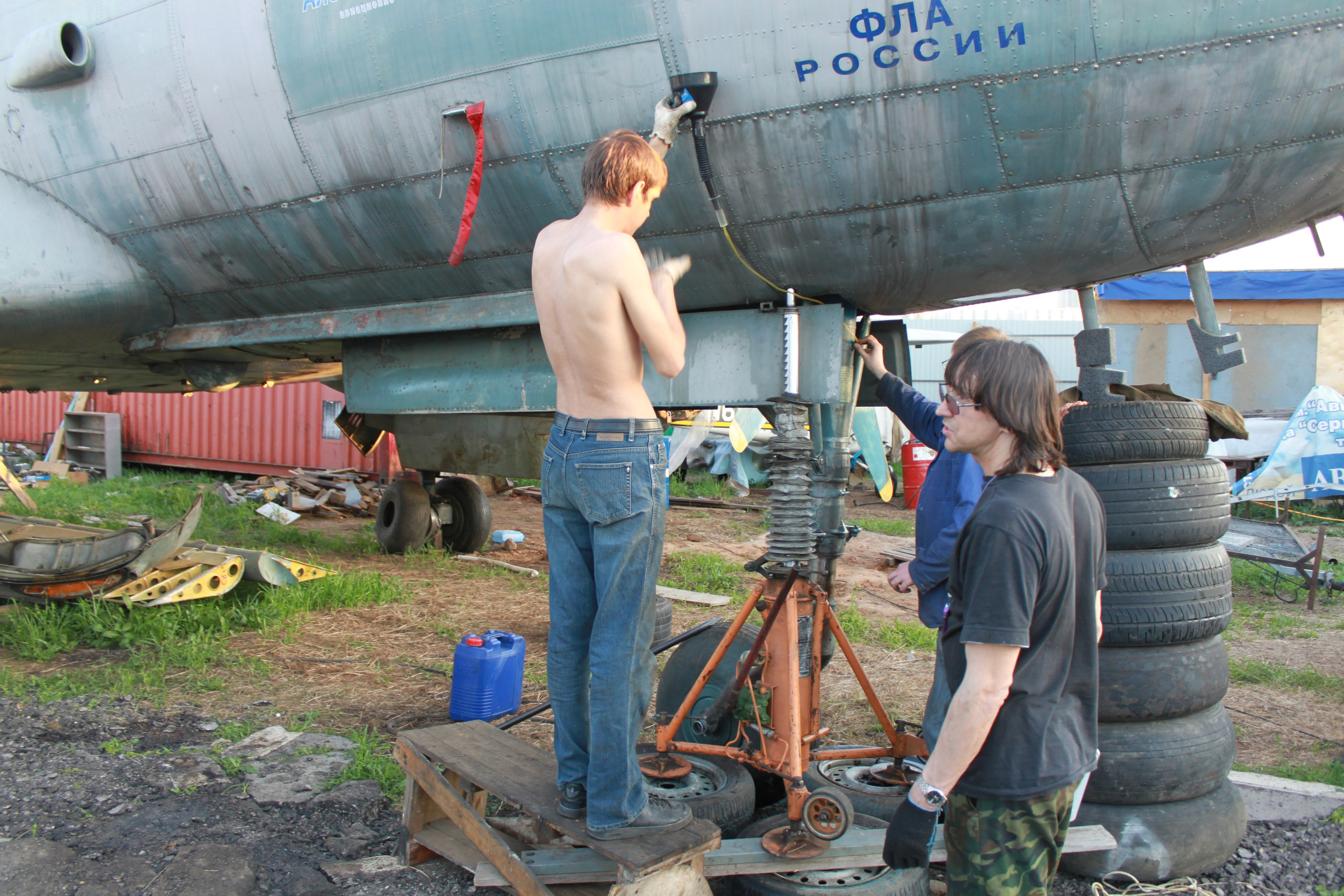 Ил-14Т «Голубая Мечта» работы в Тушино (2011 г.). Фотоальбом показывающий увлекательный мир авиации и мир медведей Андрея Иванова