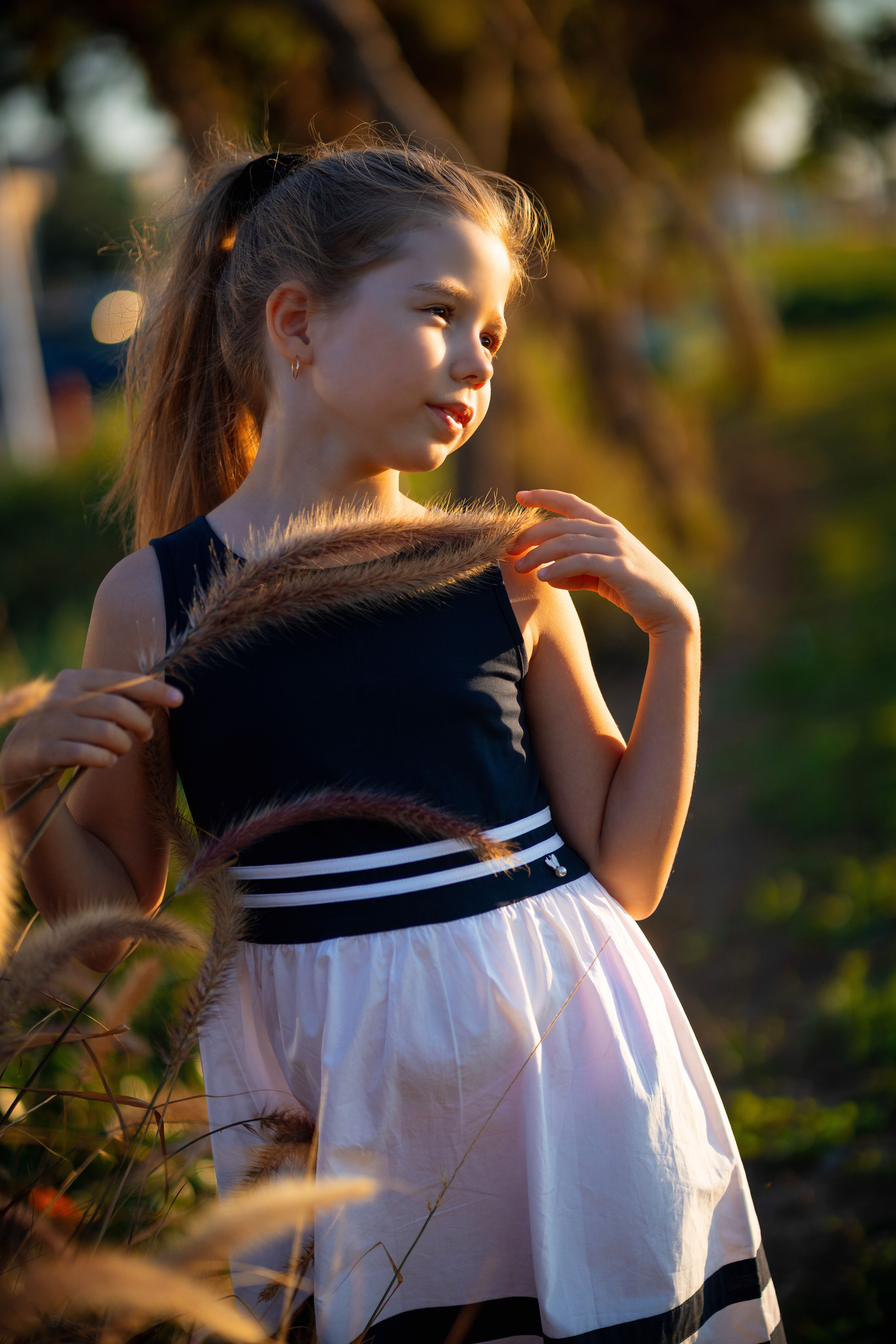 Молодая модница: черное платье и довольное лицо