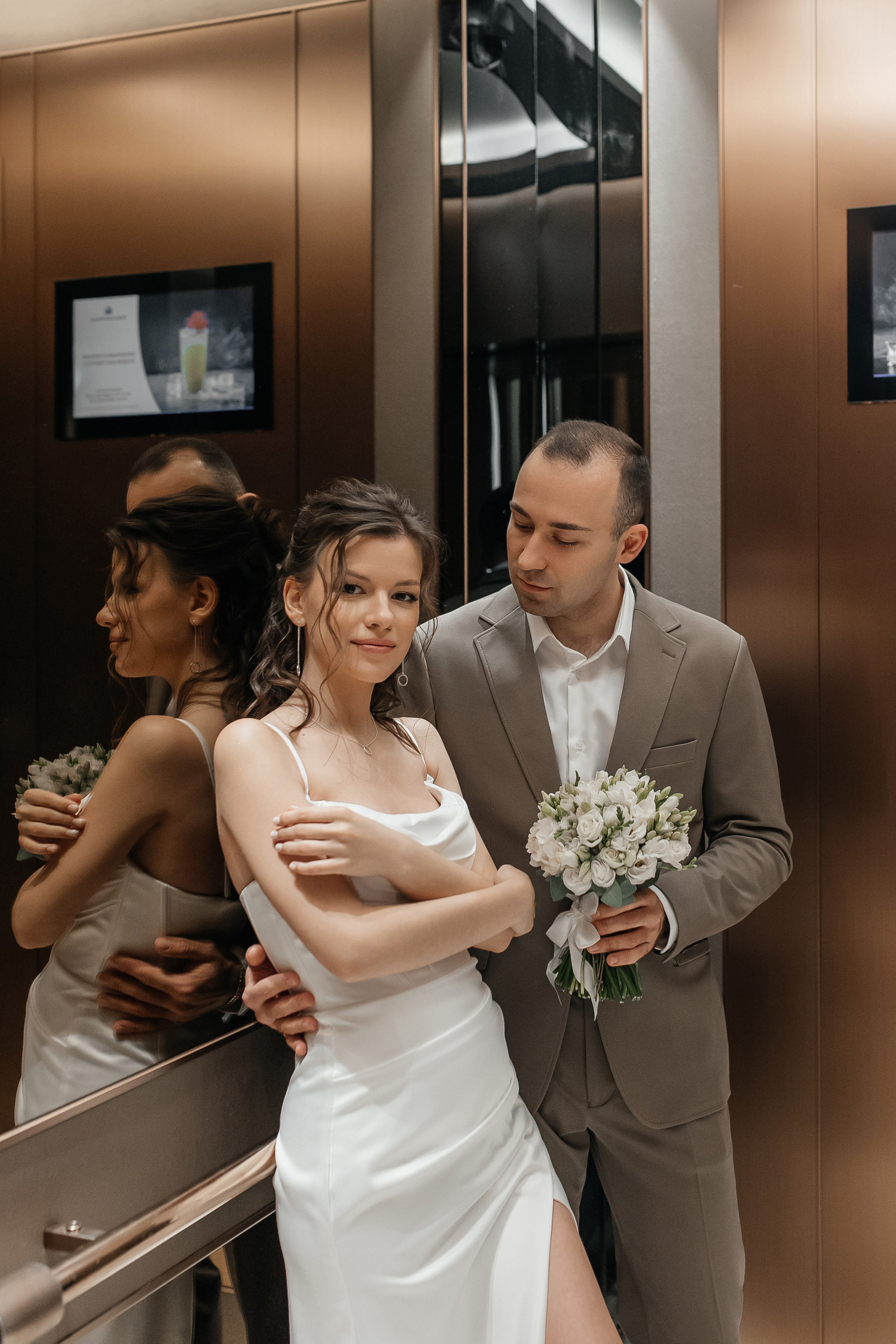 Свадебная фотосессия в лифте отеля Солюкс в Москве