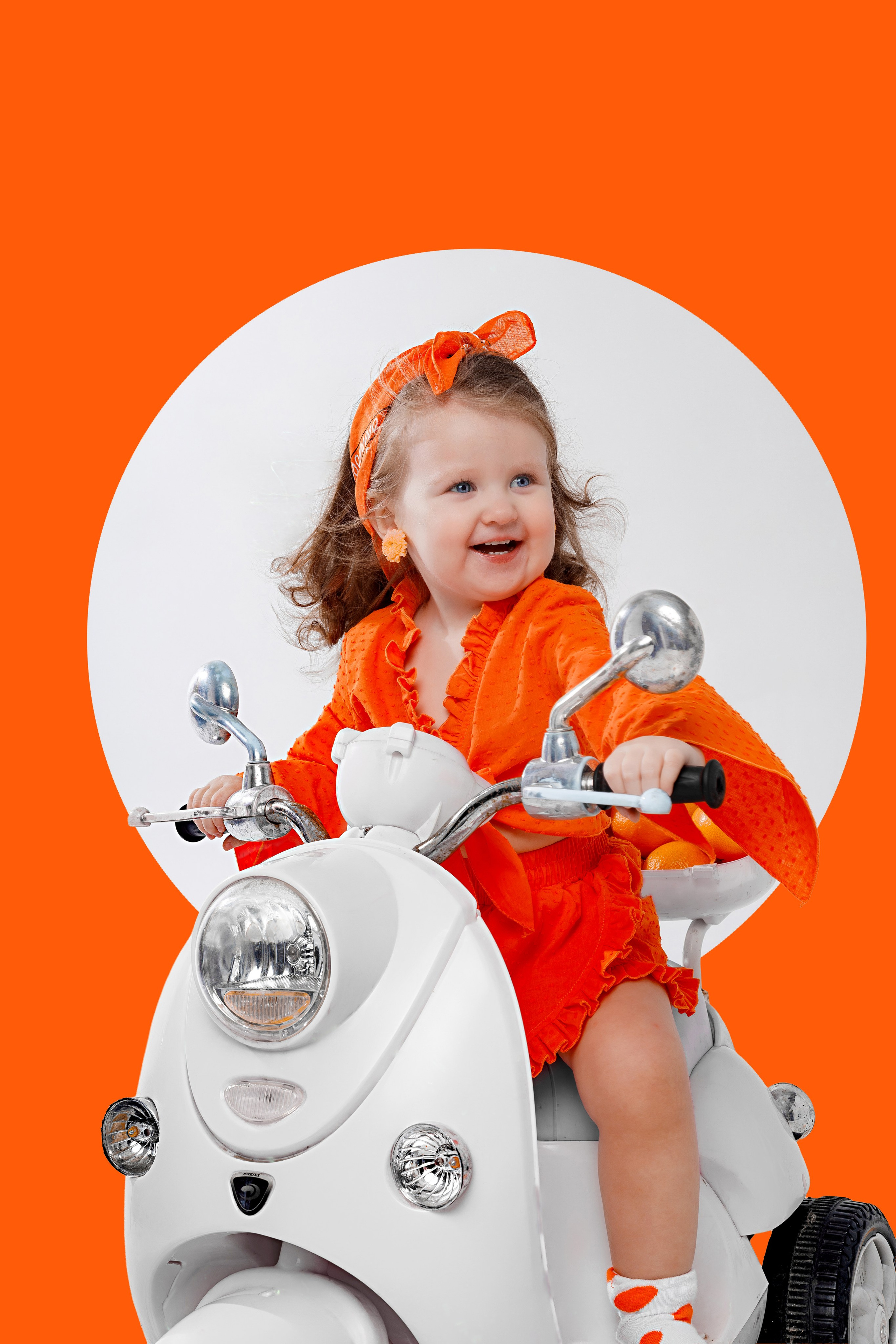 Детская фотосессия с мандаринами в студии в Сочи. Детский студийный фотограф Сочи