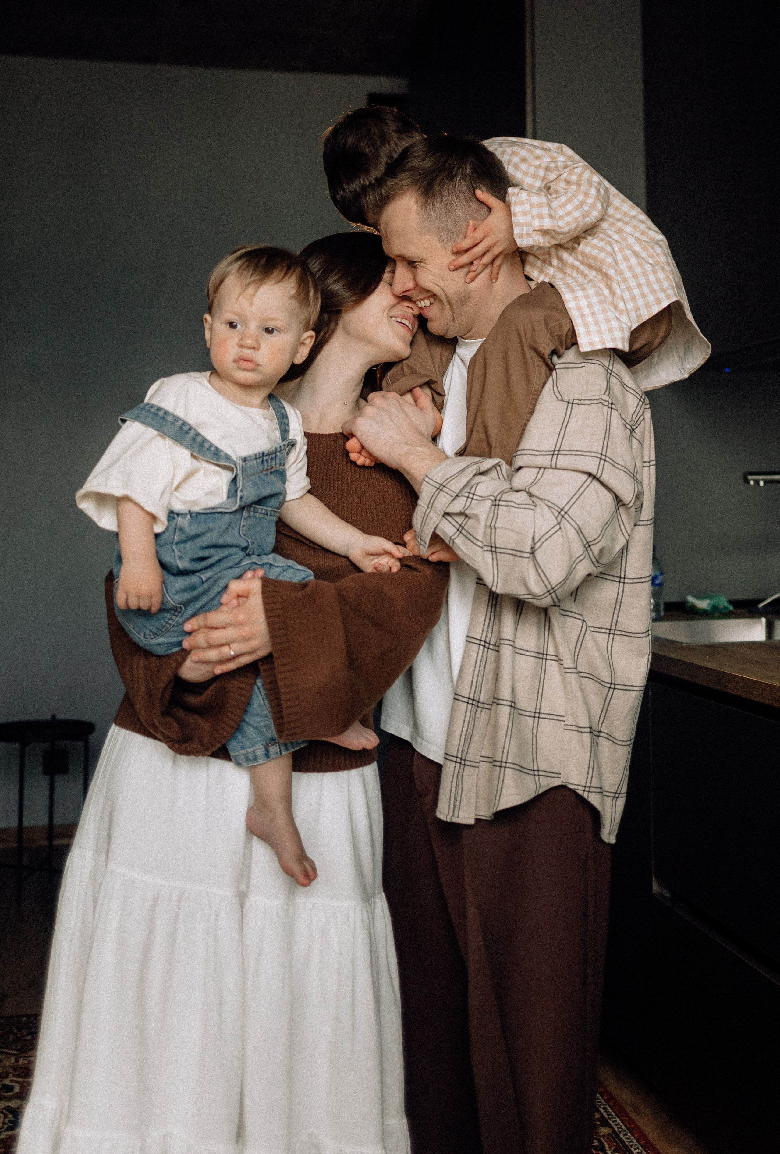 Звонко смеялись