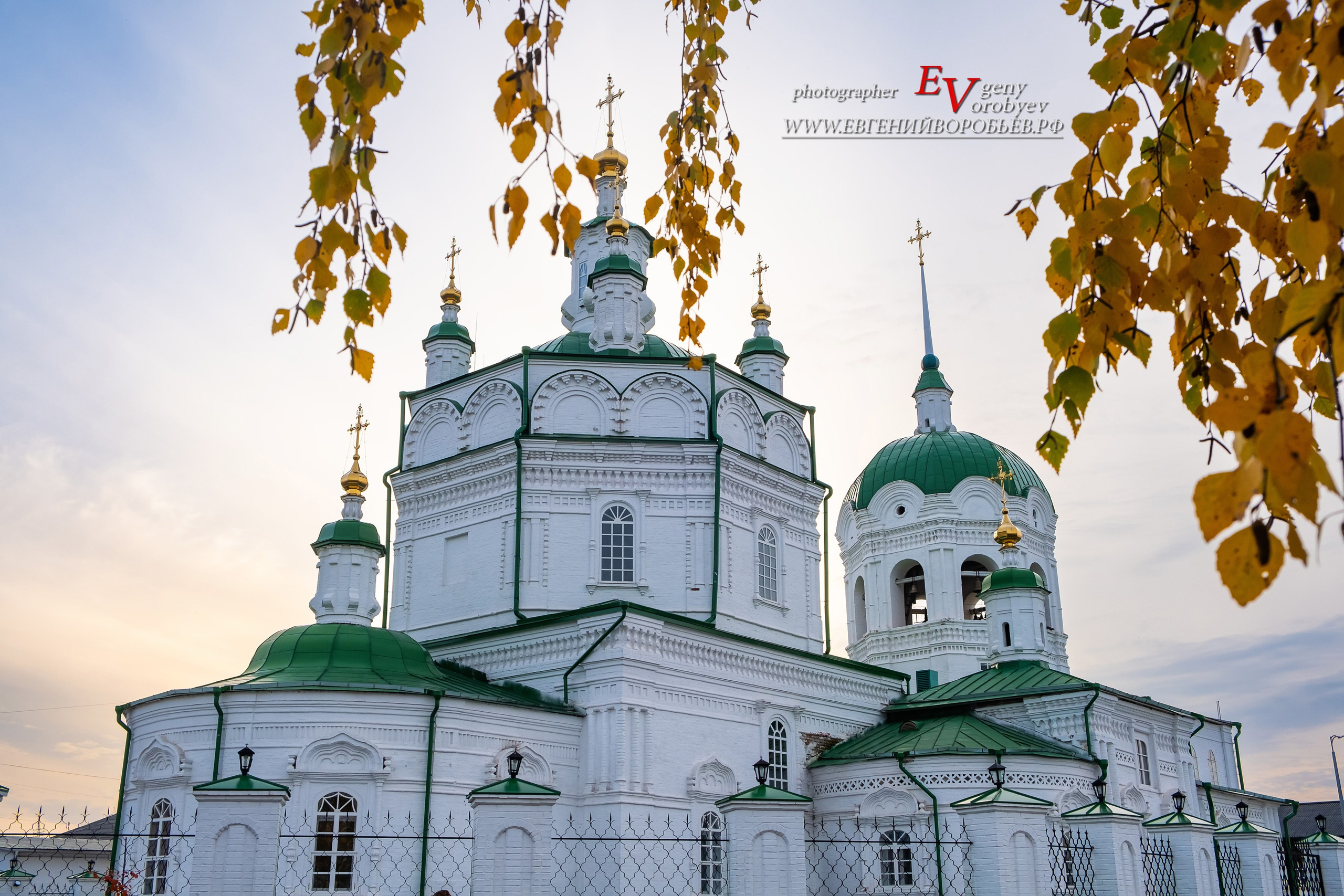 экскурсии Енисейск Красноярск аренда микроавтобуса трансфер индивидуальный тур фото набережная дегустация сибирской кухни интересные места что посмотреть куда сходить что посетить достопримечательности в Енисейске  храм церковь монастырь фототур  цена заказать экскурсию программа маршрут смотровые площадки видовые красивые места путешествие туристический маршрут 