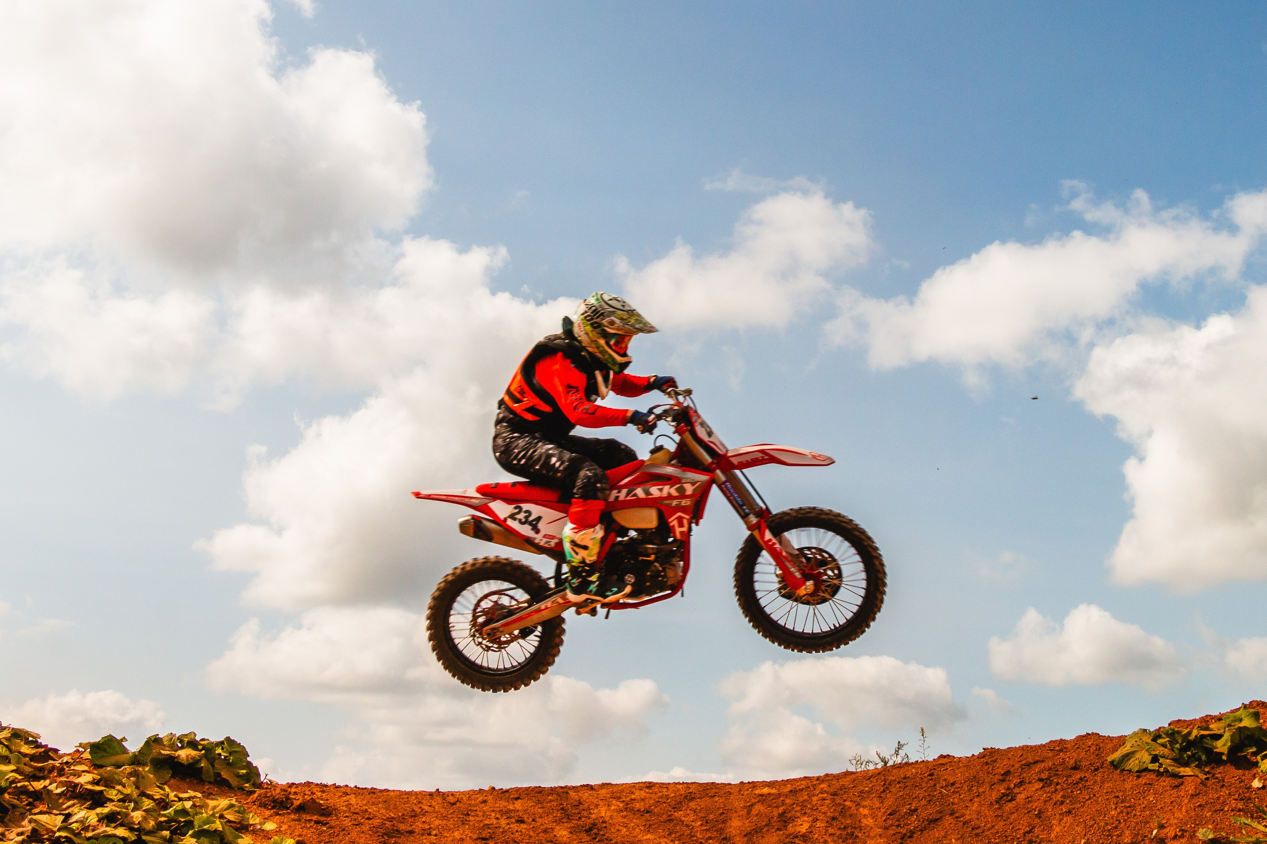 Мотоциклист прыгает трамплин