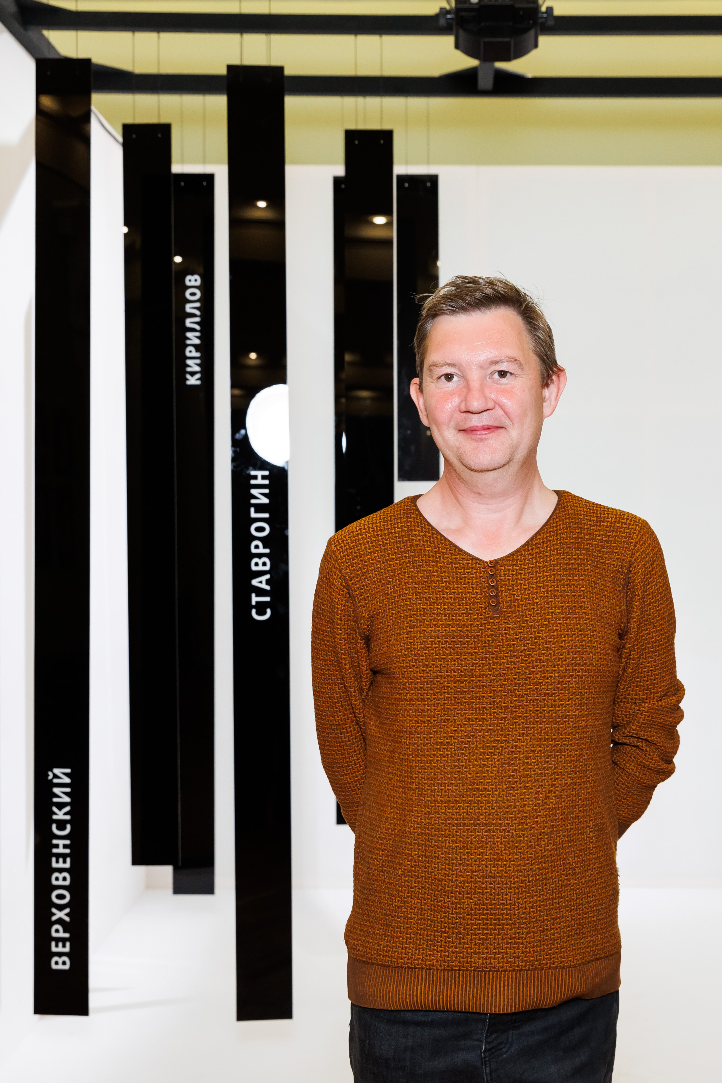 Красный факел — фотозона перед премьерой спектакля. Фотограф Новосибирск — Наталья Гресь