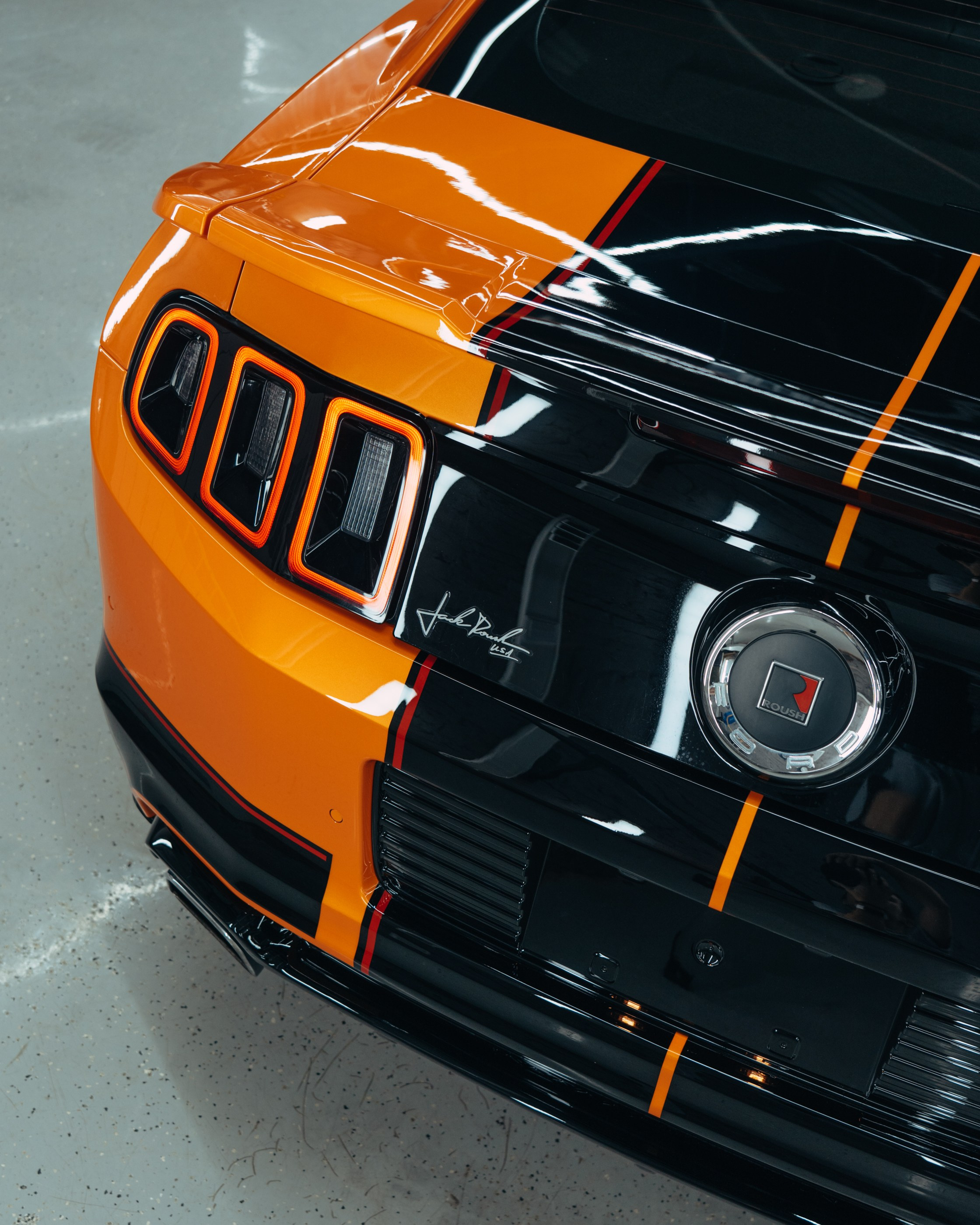 Ford Mustang Roush оранжевый окрас кузова и выкрас полос. DeLorein