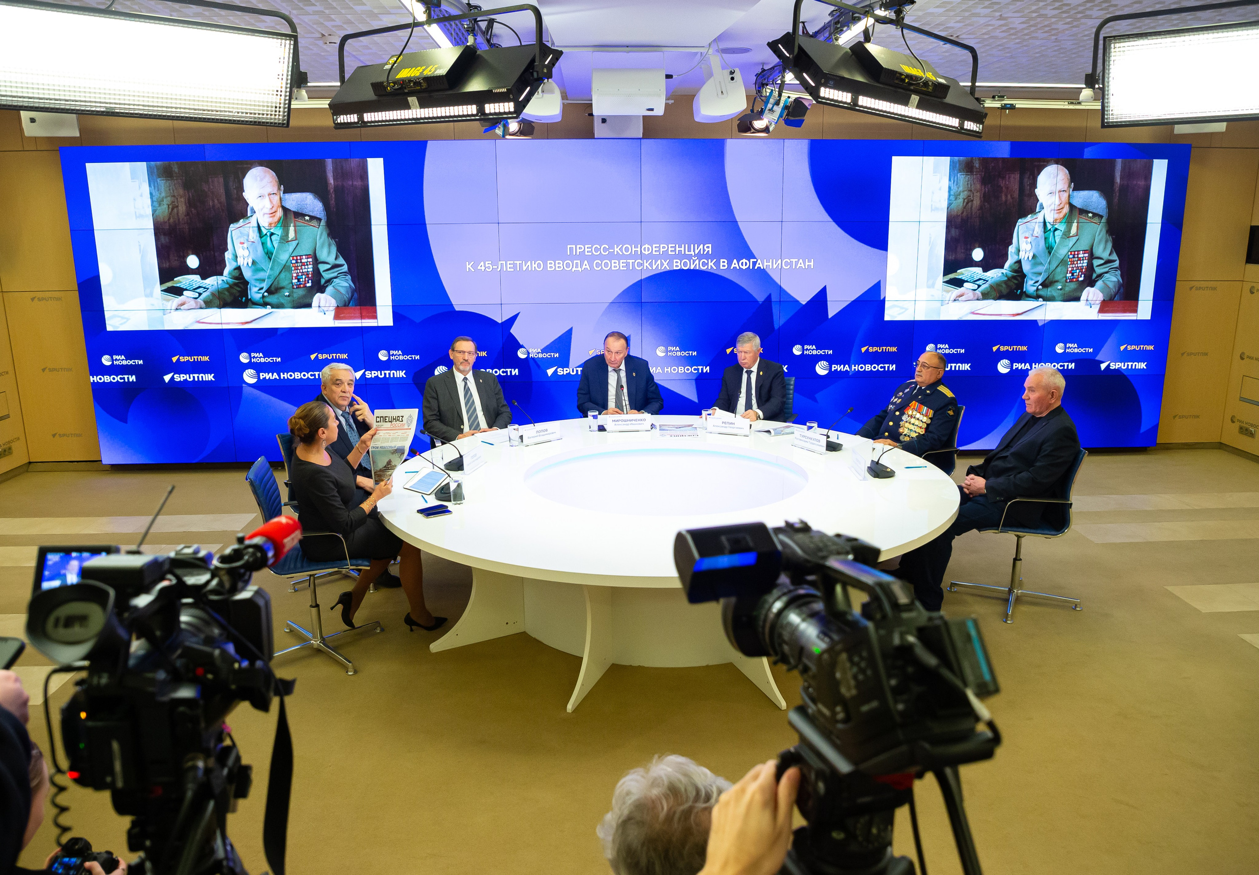 РИА НОВОСТИ. Газета «Спецназ России». Пресс-конференция к 45-летию ввода советских войск в Афганистан. Фотостудия в Москве LUXARTPHOTO