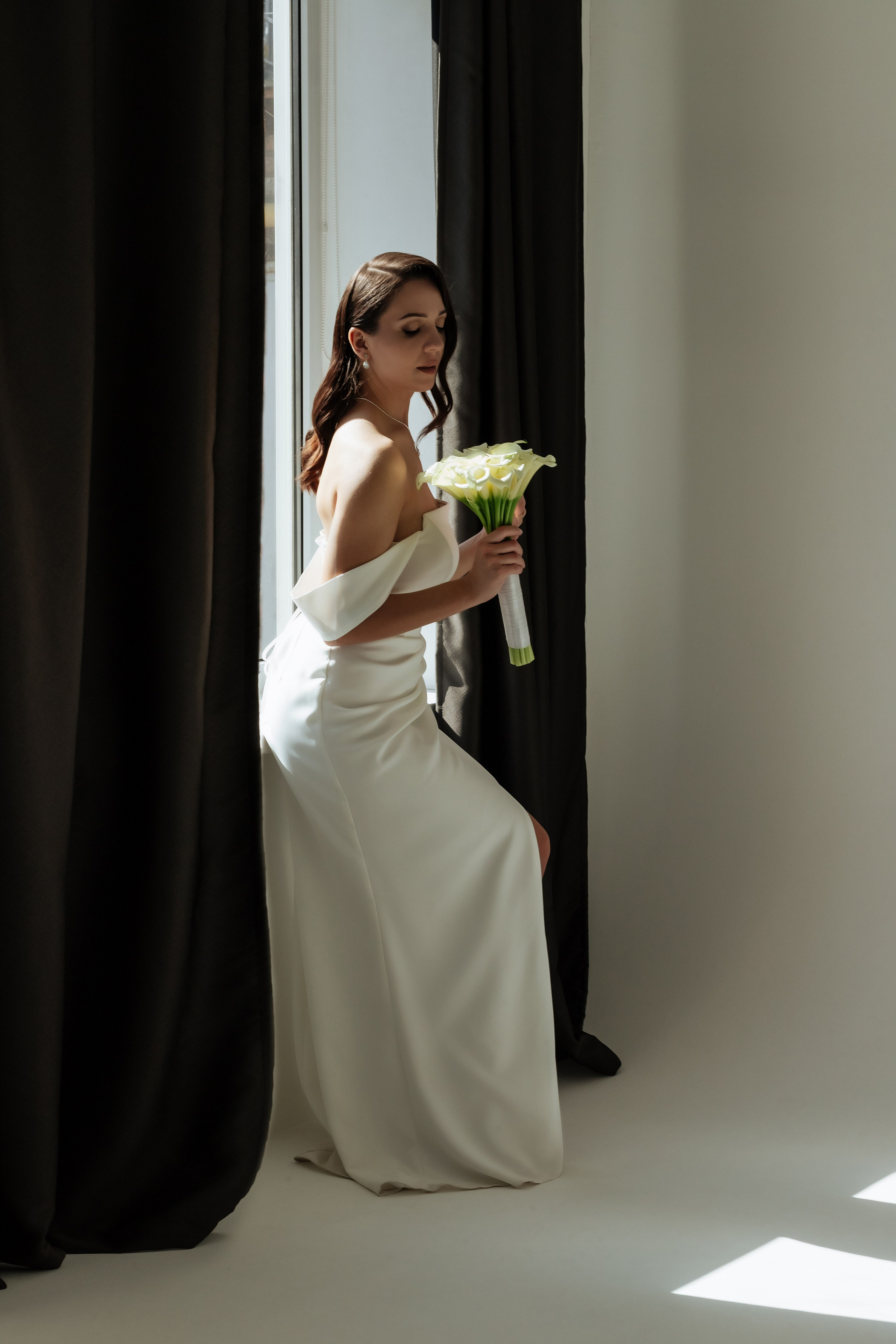 Невеста держит букет в студии