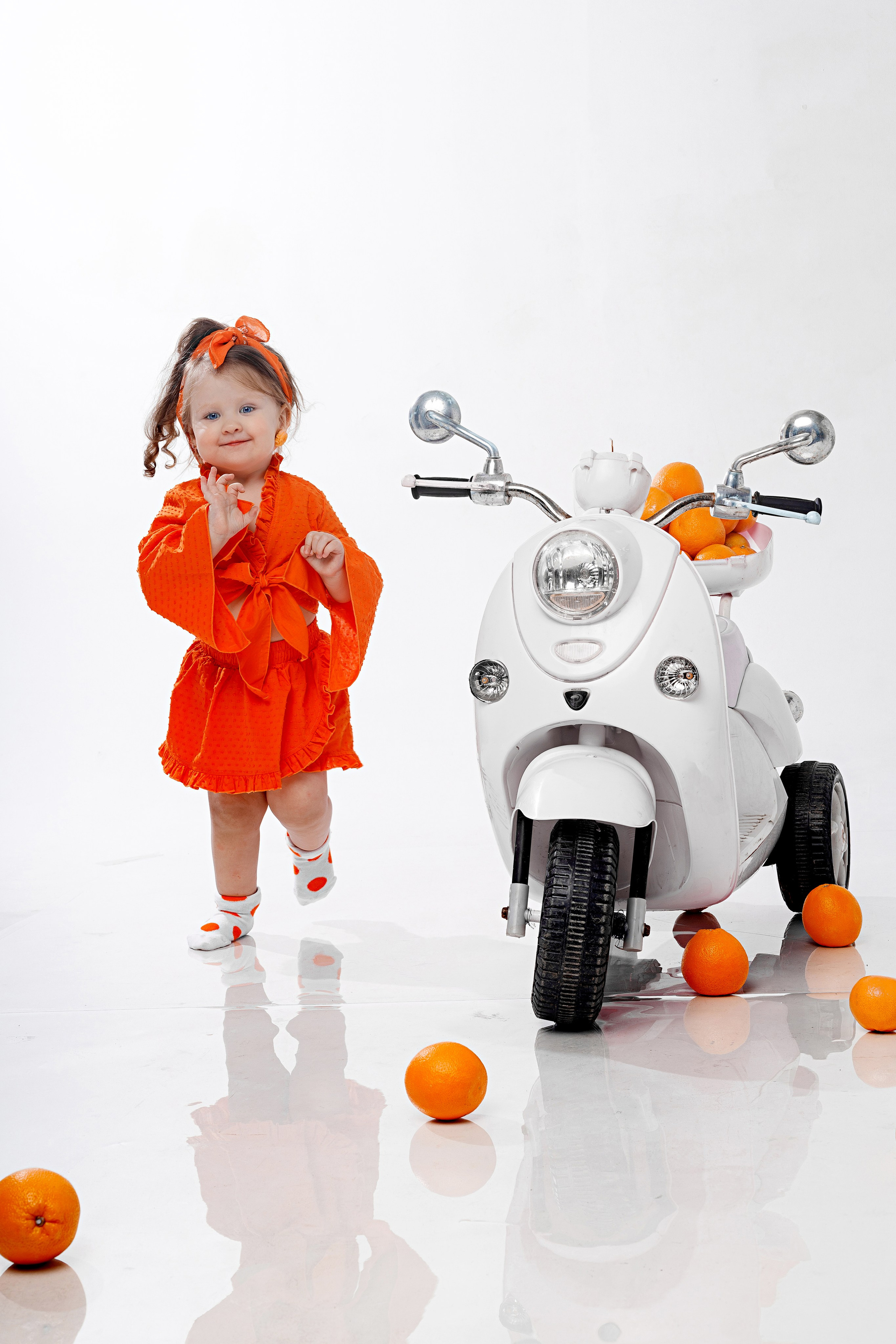 Детская фотосессия с мандаринами в студии в Сочи. Детский студийный фотограф Сочи
