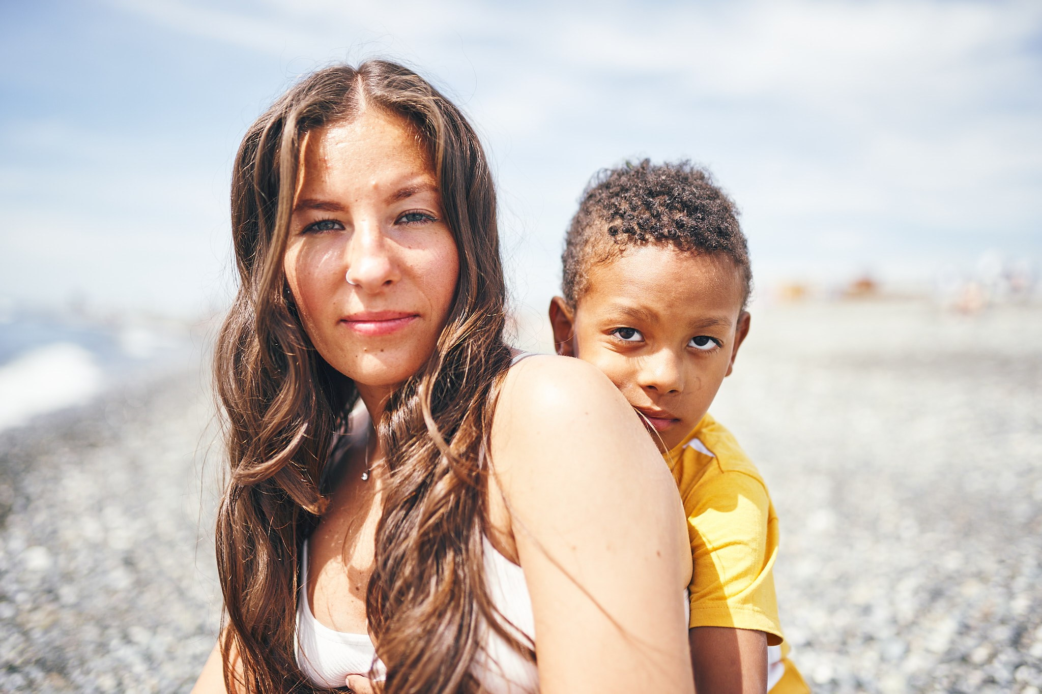 Фотосессия мамы и сына на берегу моря. Фотограф в Сочи Катя Гончарова