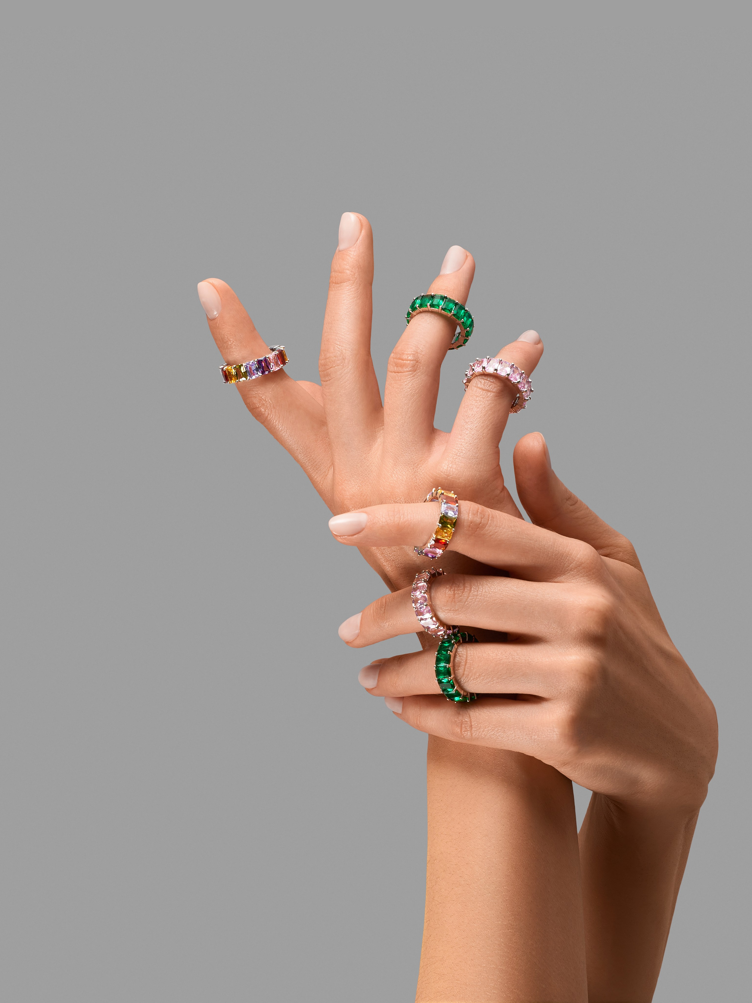 Много колец на руках девушки модели