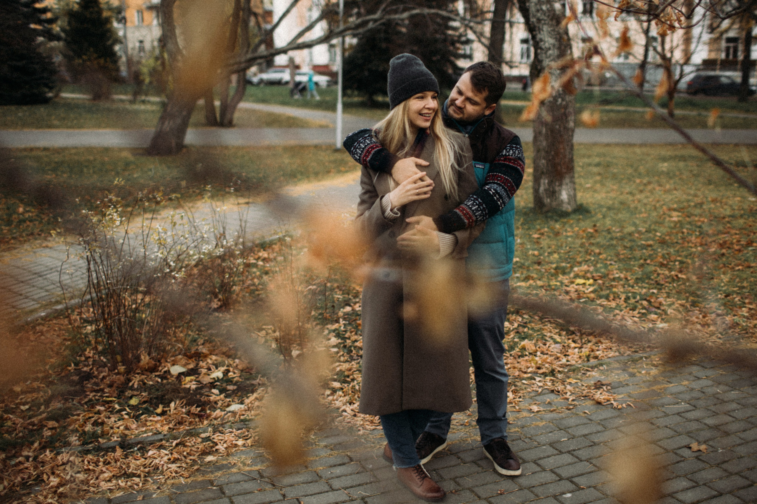 Лучшая сторона осени раскрашивает прекрасные лица влюблённых на фотографии, сделанной рукой опытного художника-фотографа Алексея Клещинова, в историческом центре города Архангельск