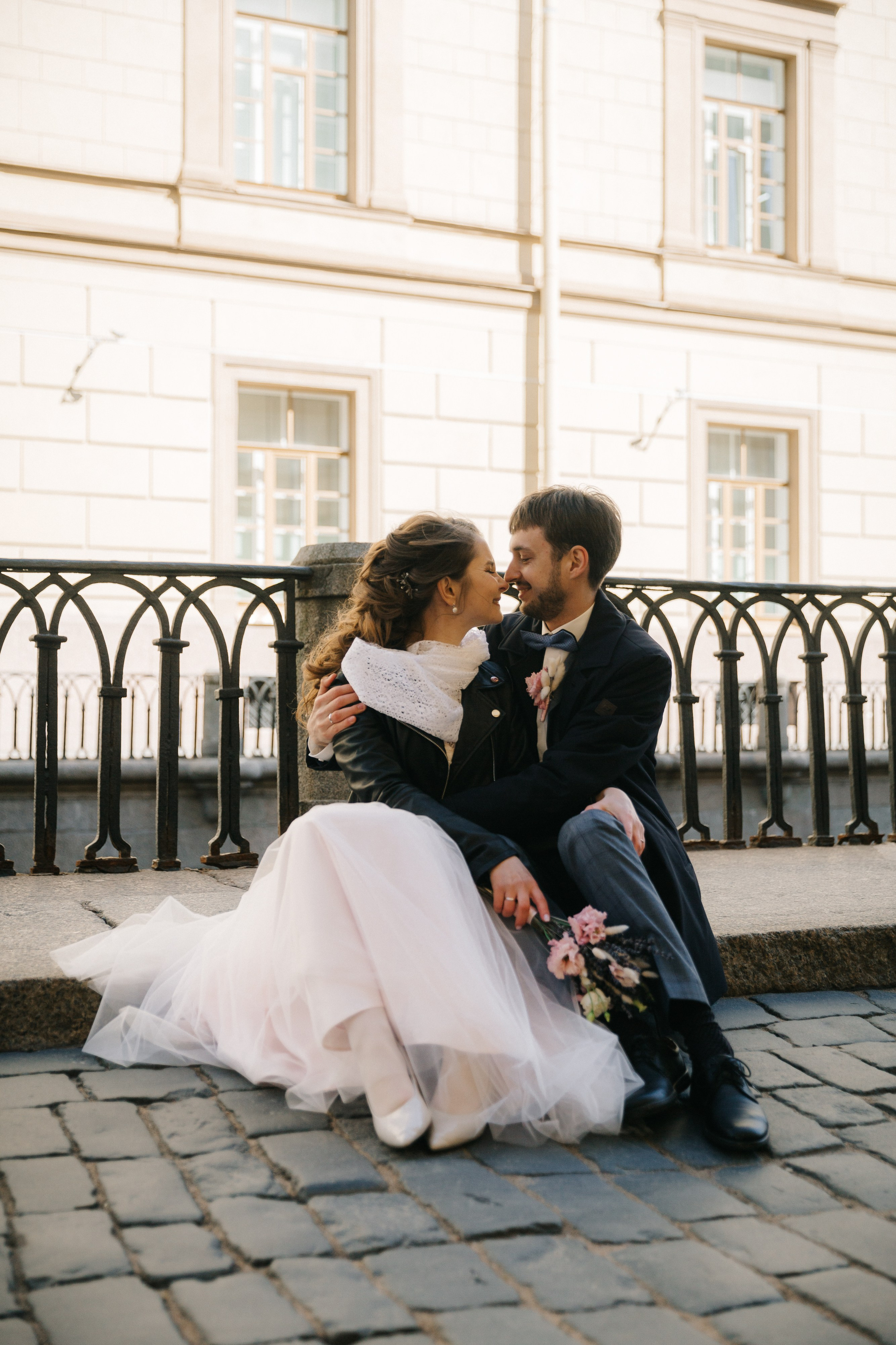МАЙ | Дворец № 1, Атланты, Эрмитажный дворик. Свадебный фотограф в Санкт-Петербурге Полина Корзухина
