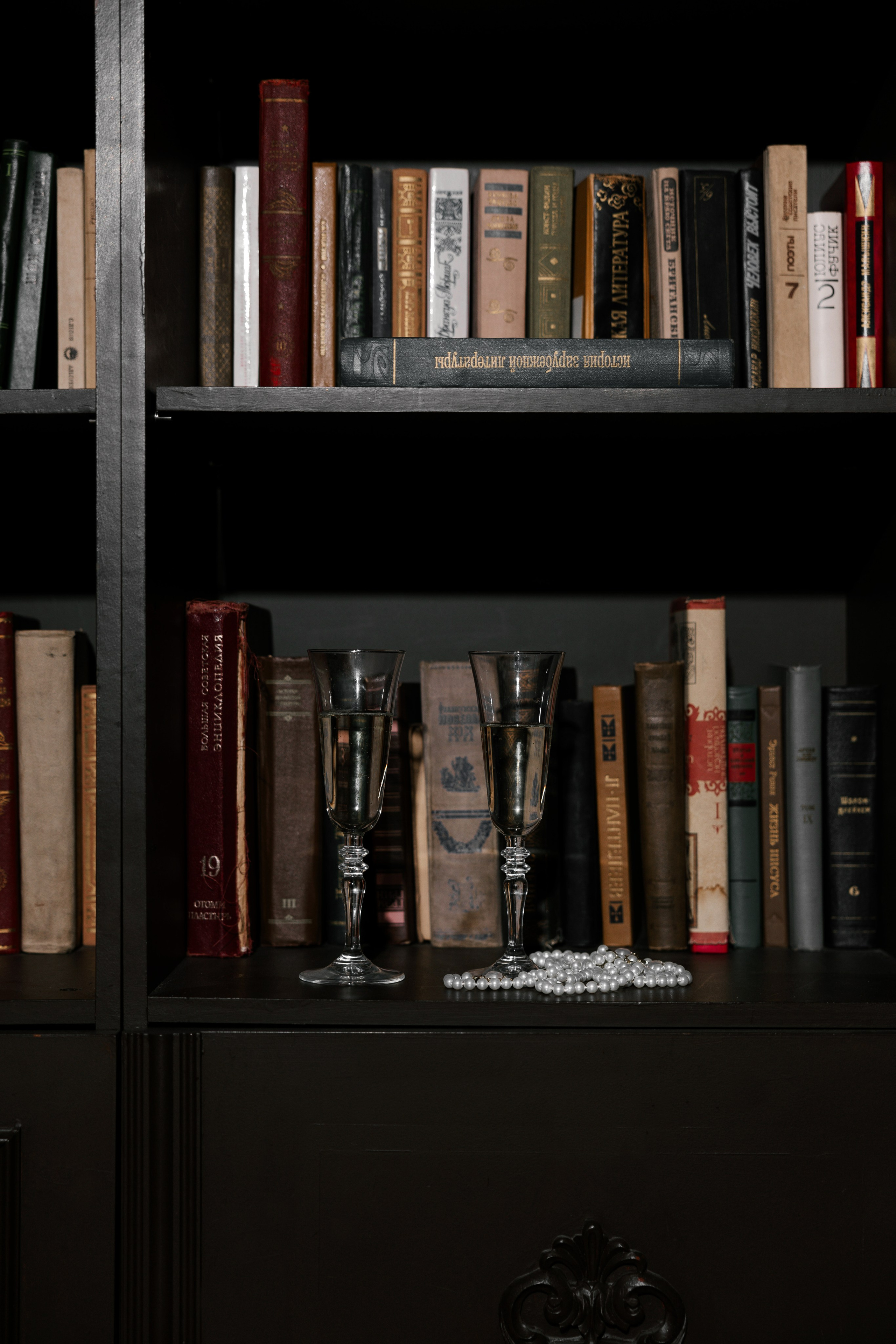 Настя и Антон в библиотеке с баром. Портретный и свадебный фотограф в Москве Даша Потоцкая