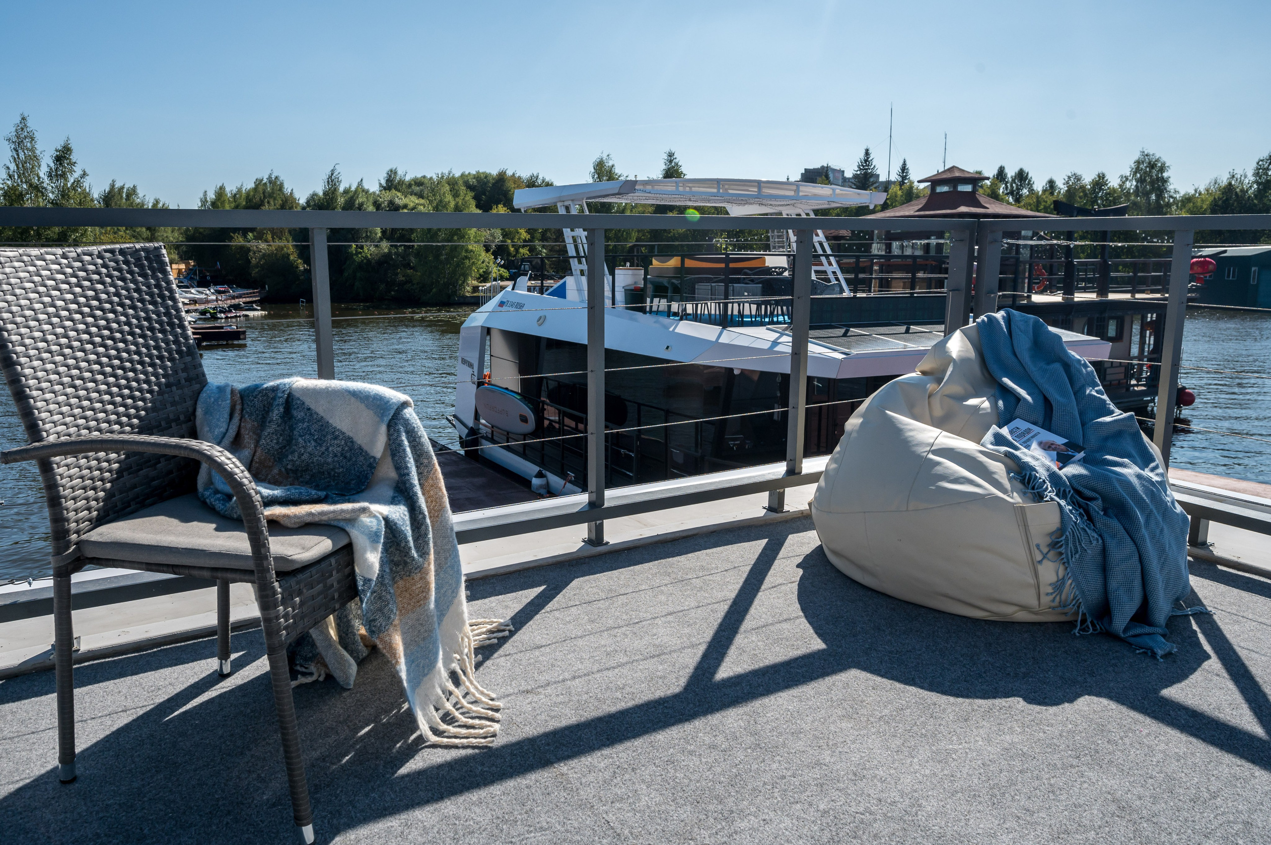 Хаусботы для вечеринок и бизнес-встреч. Интерьерный Фотограф Москва Криста FLY Труфанова