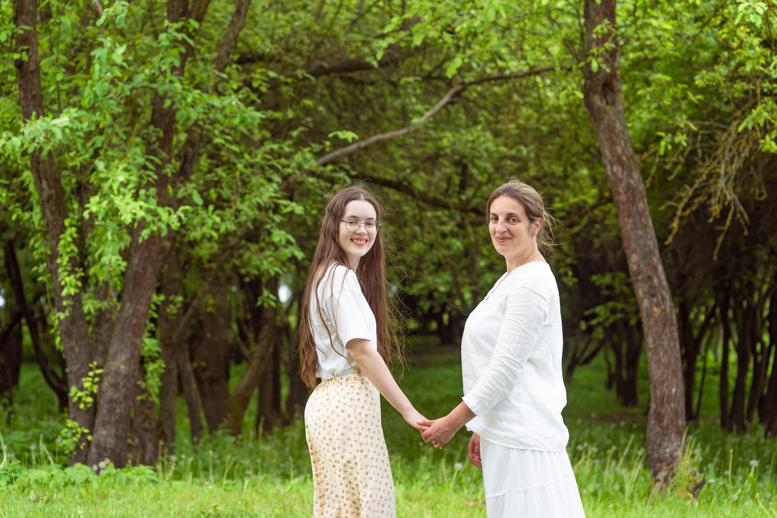 Мама и дочь в Лошицком парке. Фотограф Крещения и Венчания. Минск и другие города. Почтенная Наташа